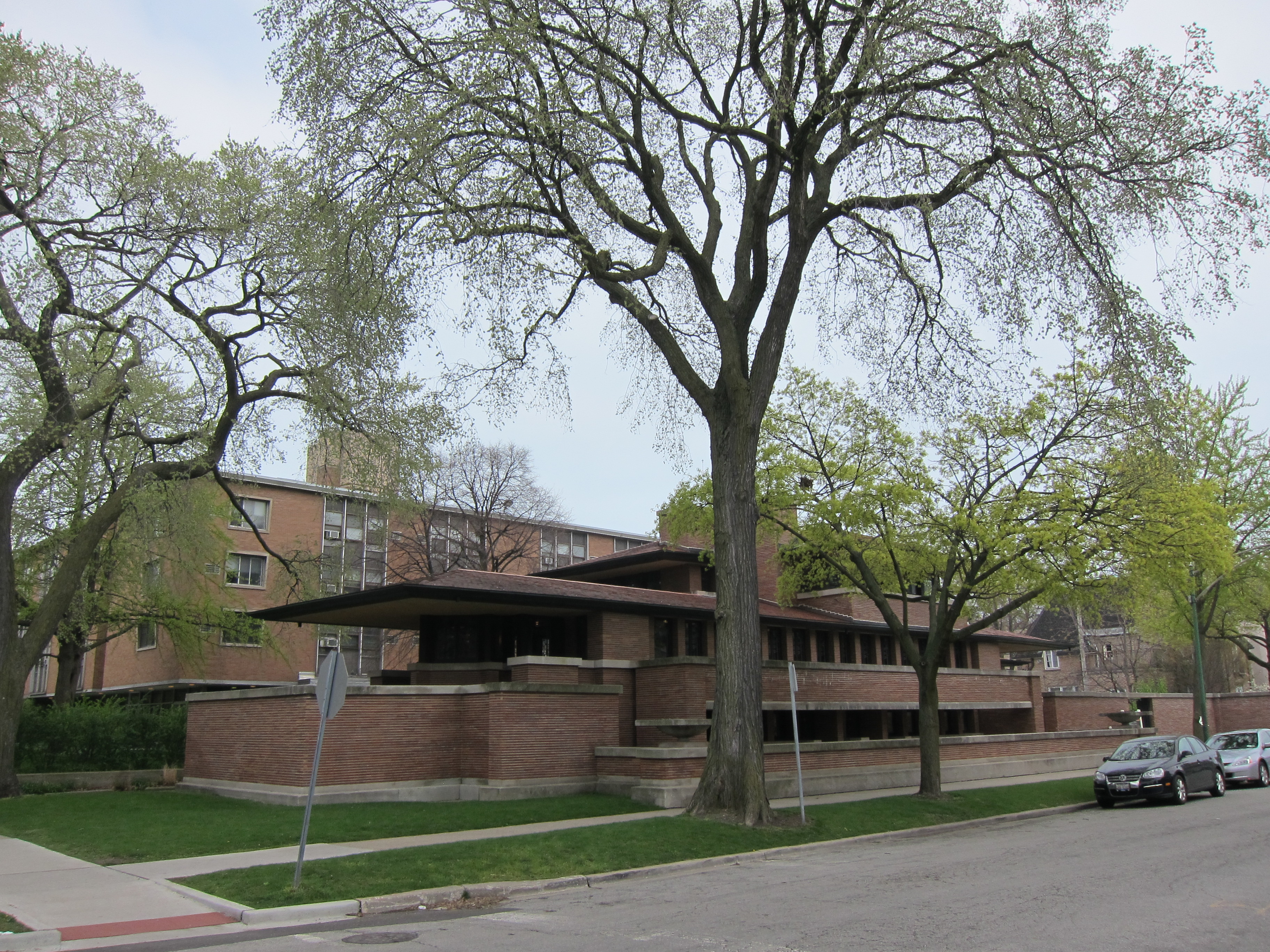 robie house with trees and building | misfits' architecture