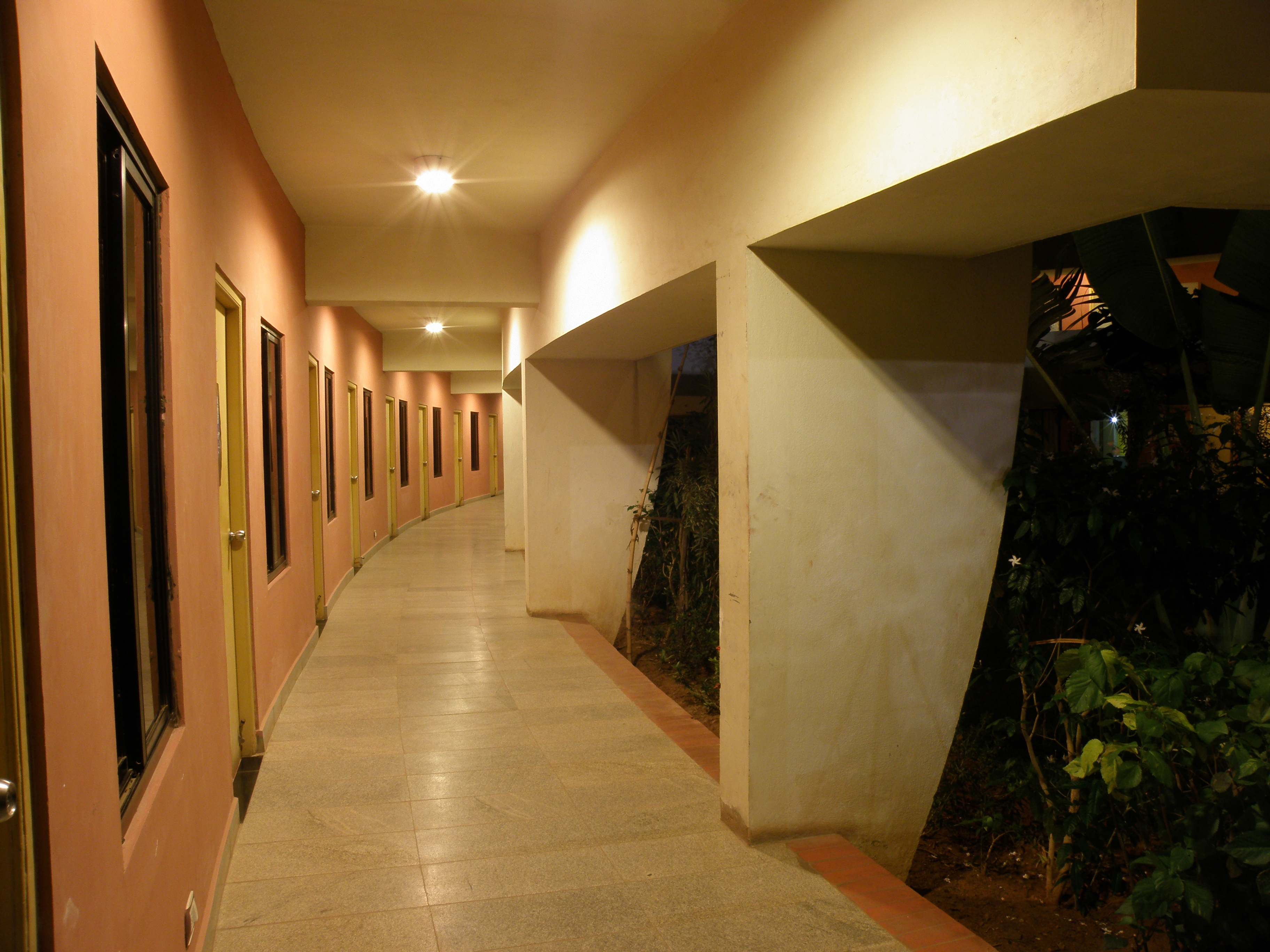 File:Chennai Mathematical Institute main building curved corridor ...