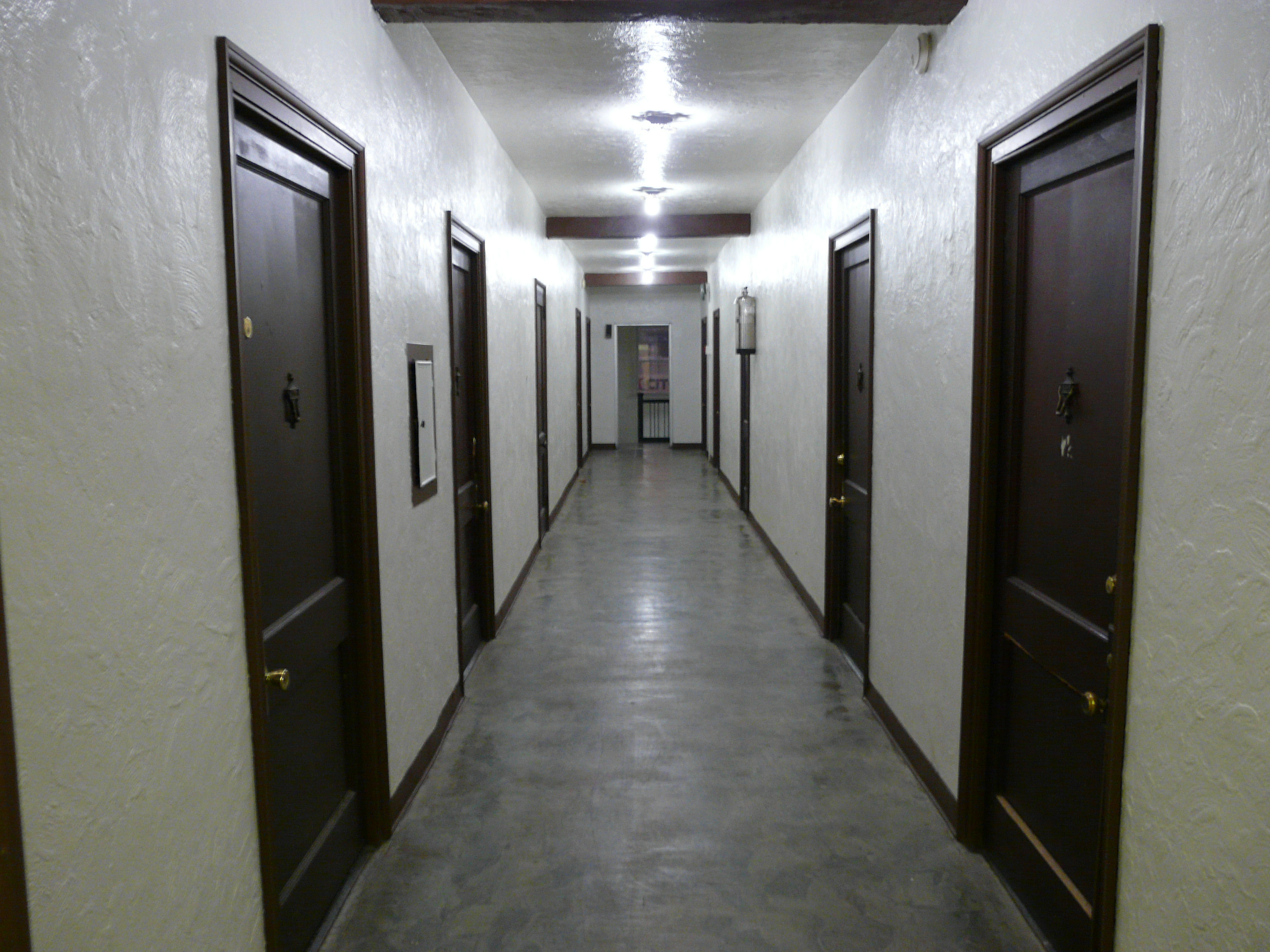 File:White corridor.JPG - Wikimedia Commons