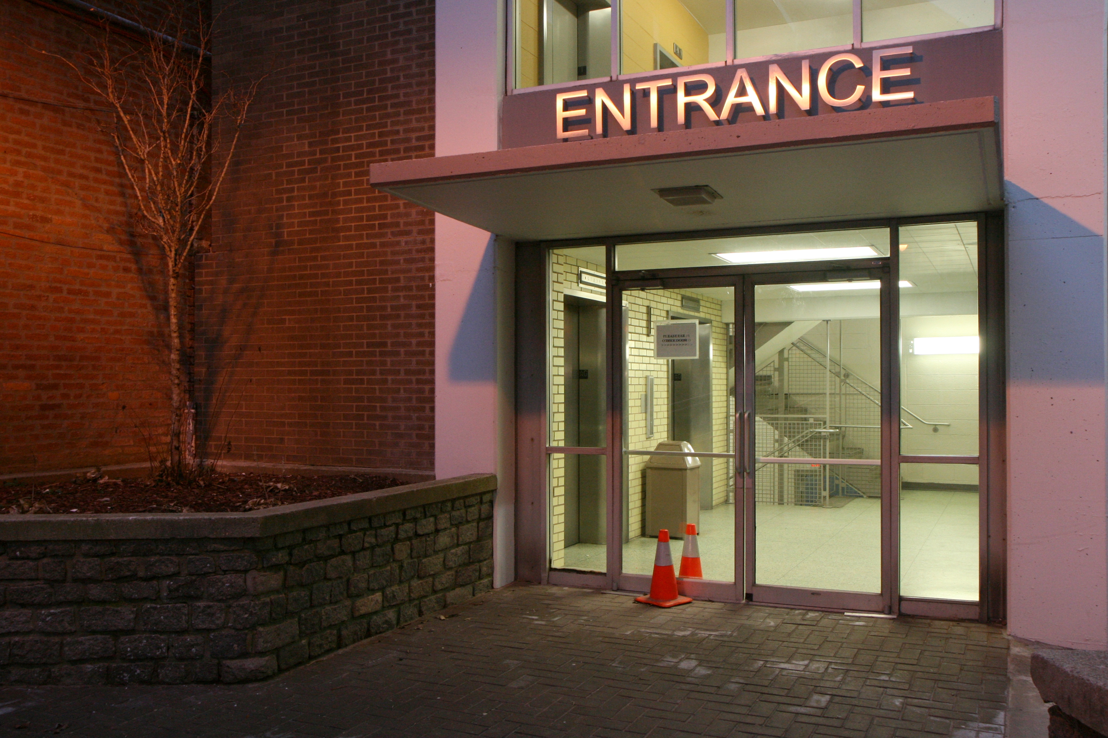 File:2011-01-30 Building entrance in Durham (near).jpg - Wikimedia ...