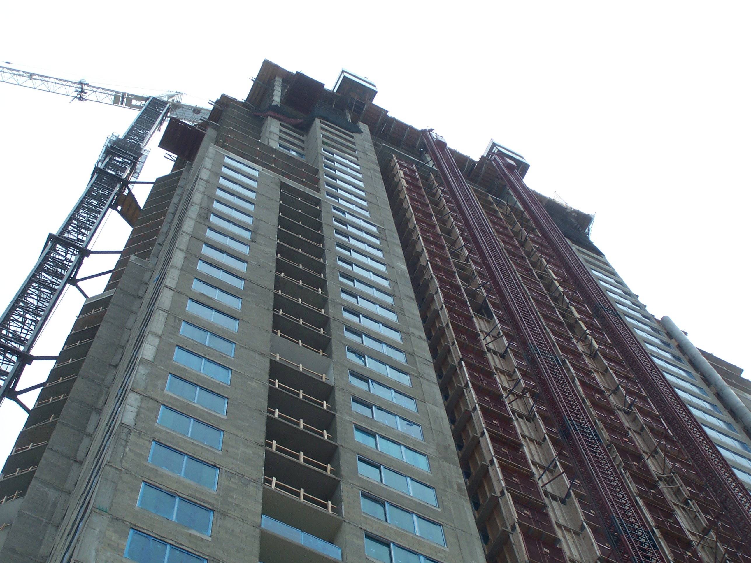 File:Building under construction in Miami from below.jpg - Wikimedia ...