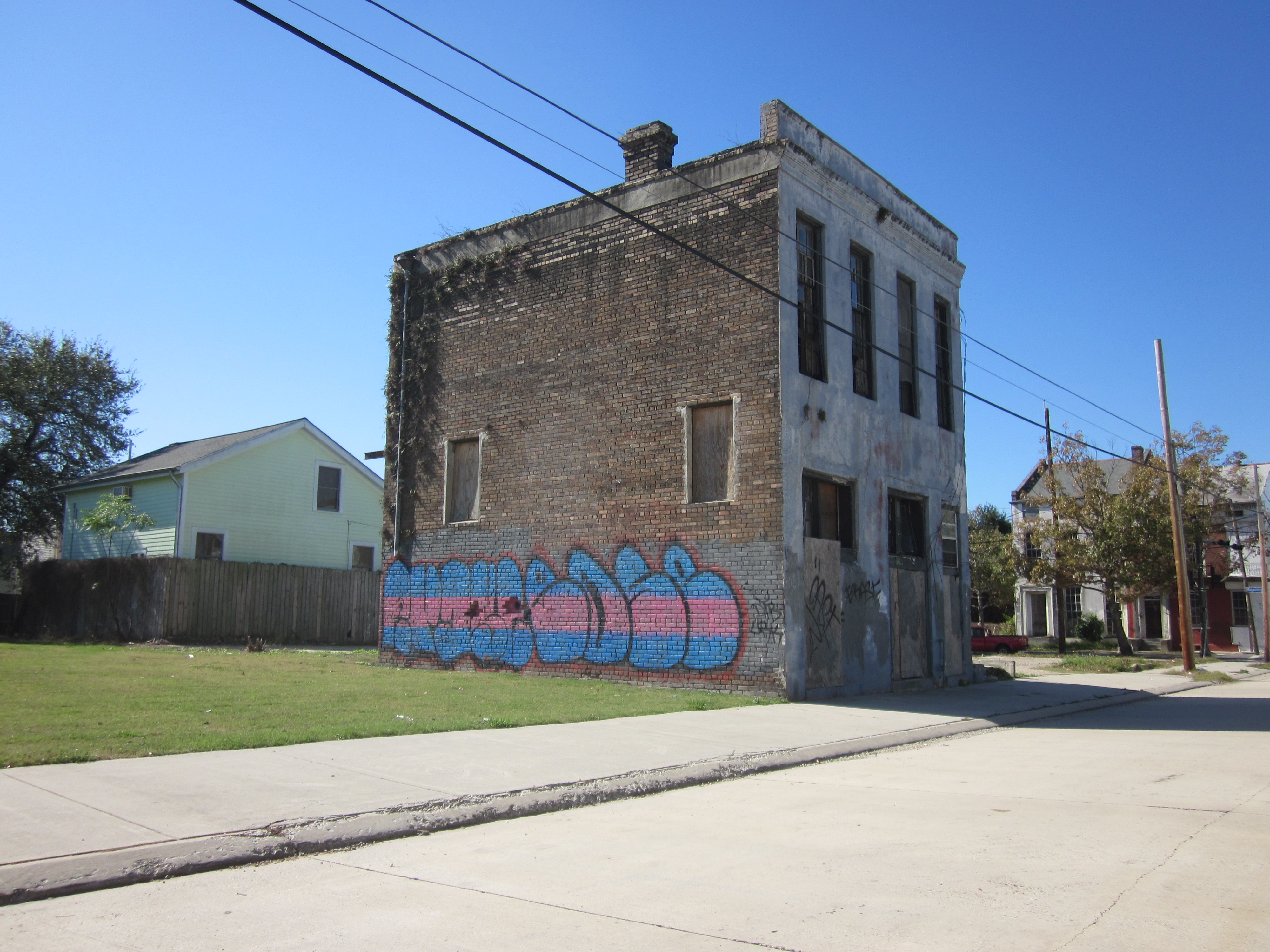 File:Melpomene Brick Building LGD Graffiti.JPG - Wikimedia Commons