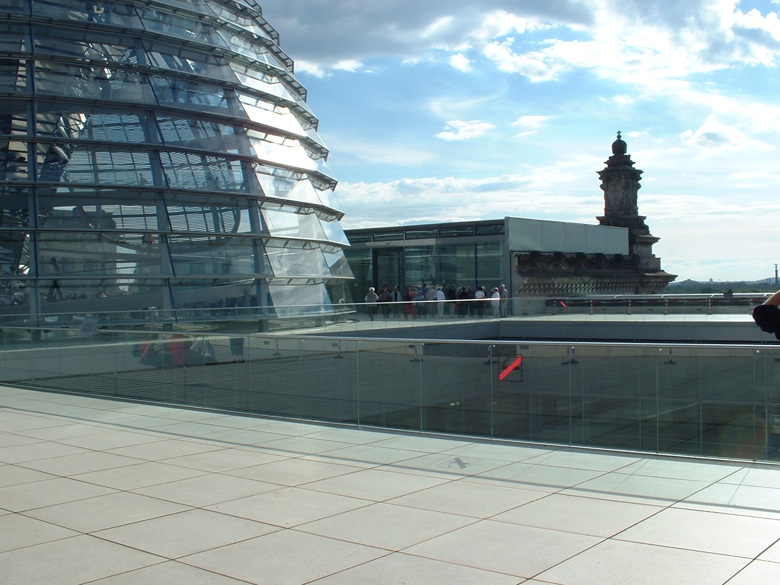 File:The roof of the Reichstag building in Berlin.jpg - Wikimedia ...