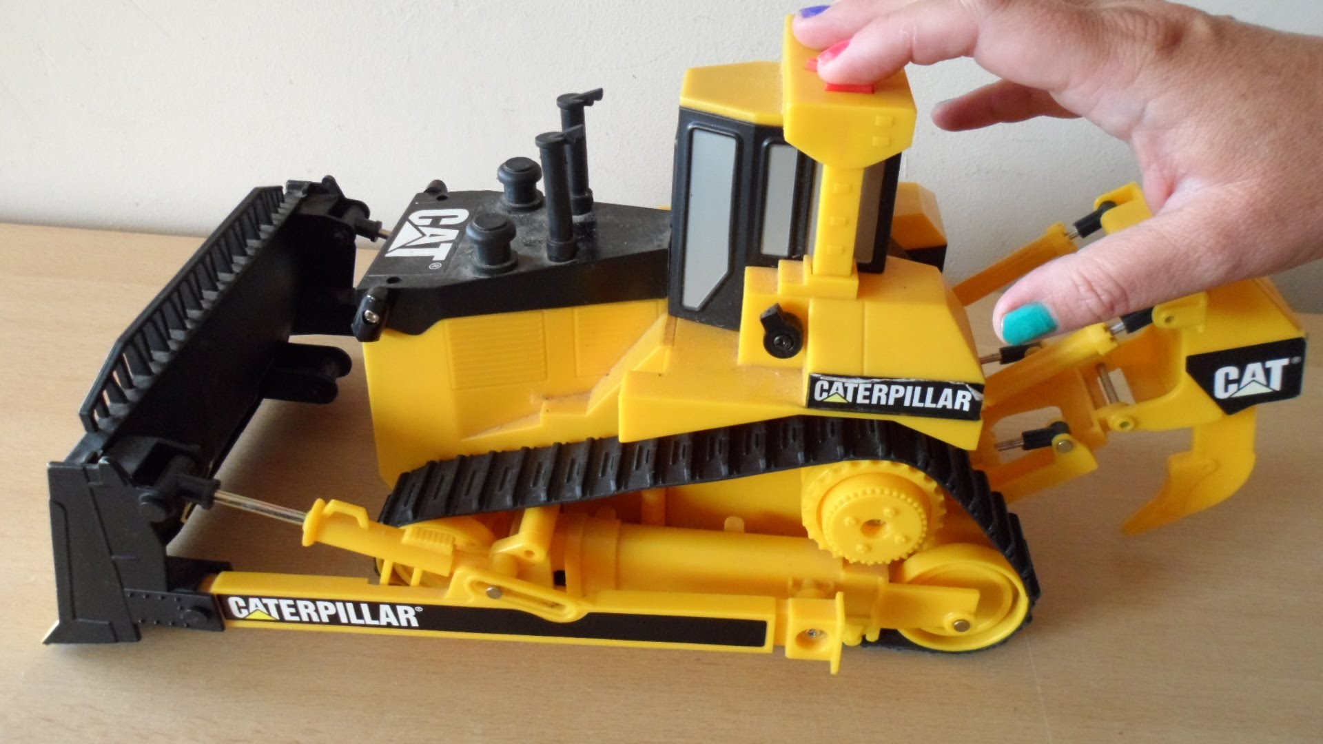 OVERVIEW OF THE CATERPILLAR TOY BULLDOZER - YouTube