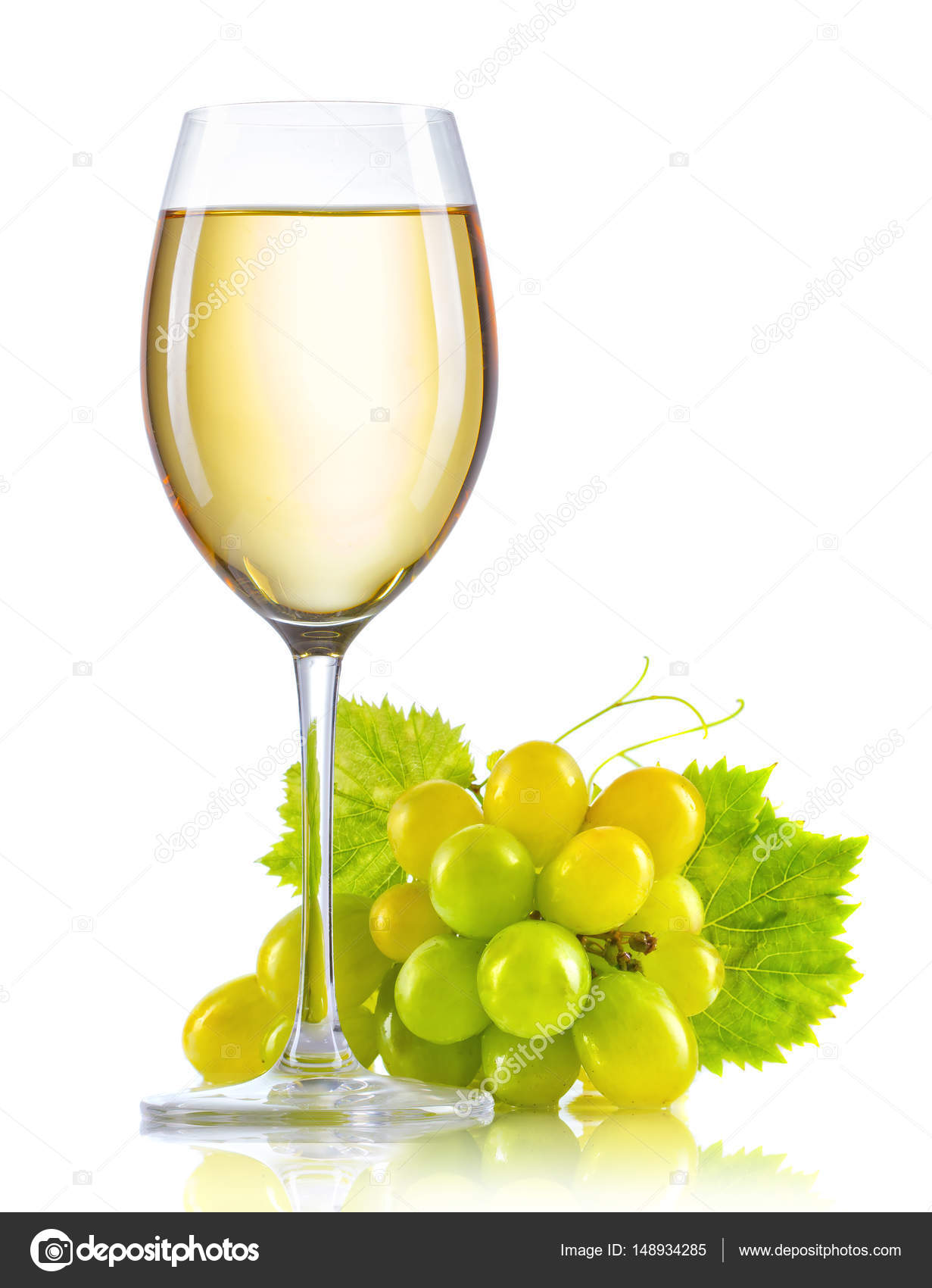 Glass of white wine and a bunch of ripe grapes isolated — Stock ...