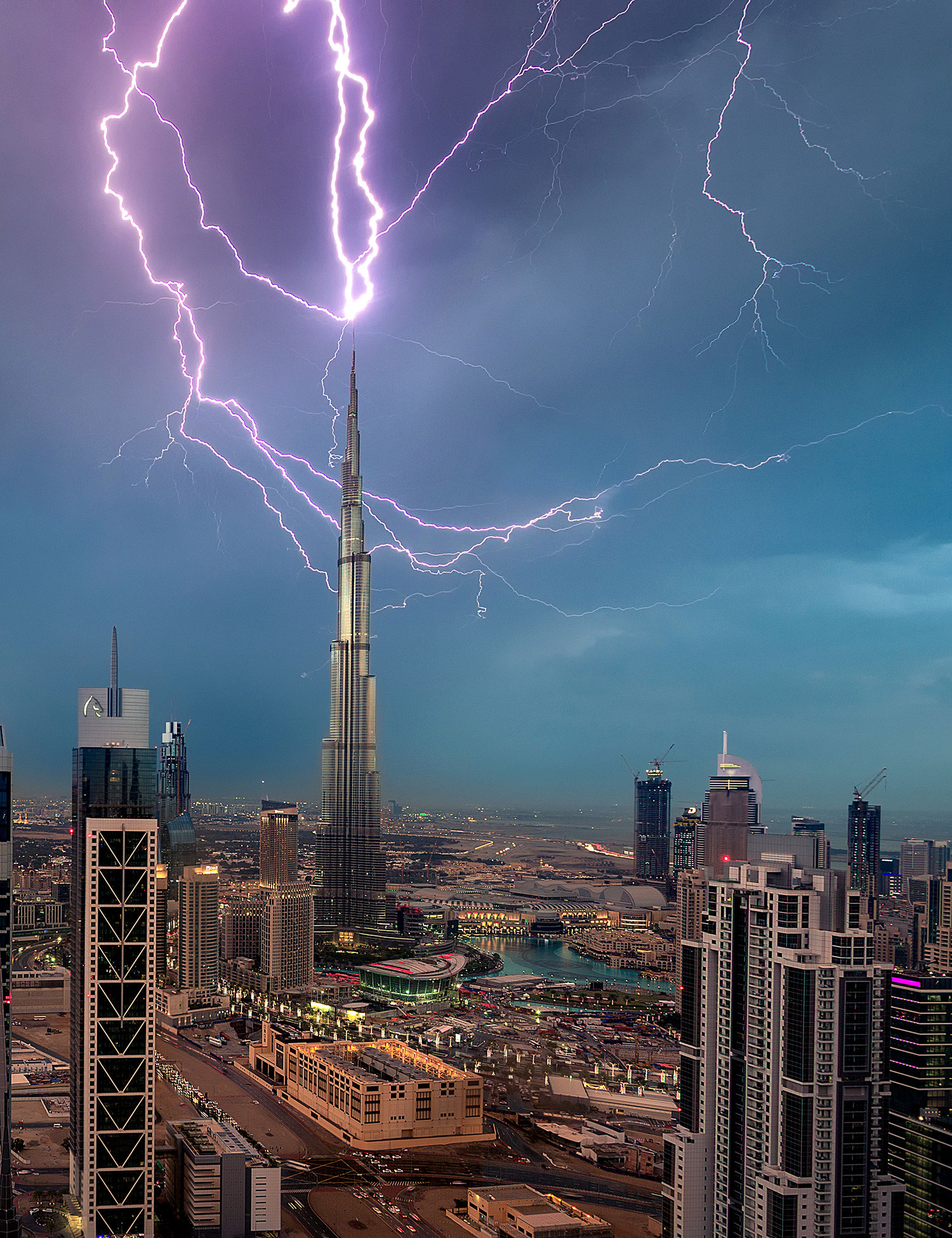 Incredible moment lightning strikes the world's tallest building ...
