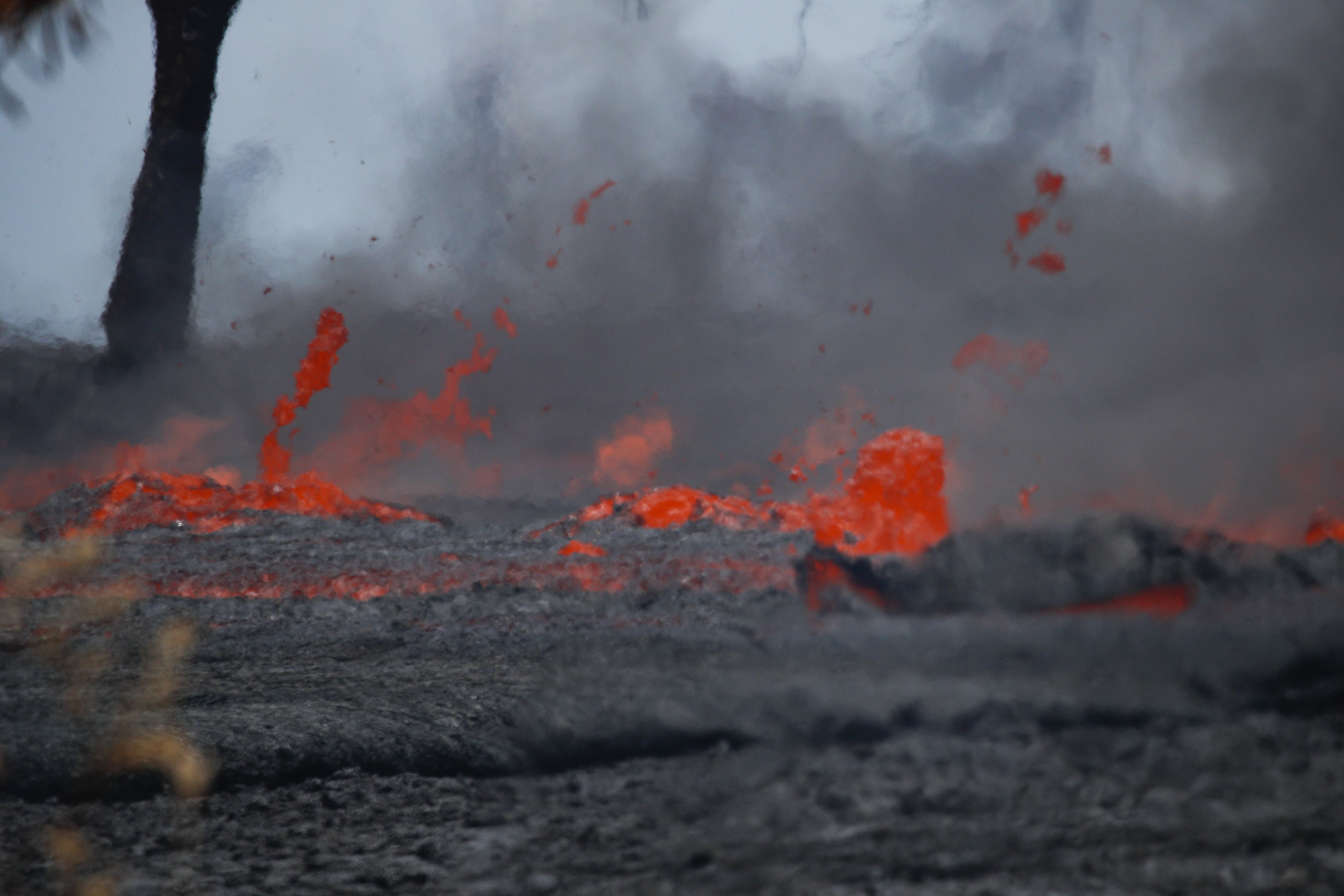Hawaii volcano generates blue flames from burning methane ...