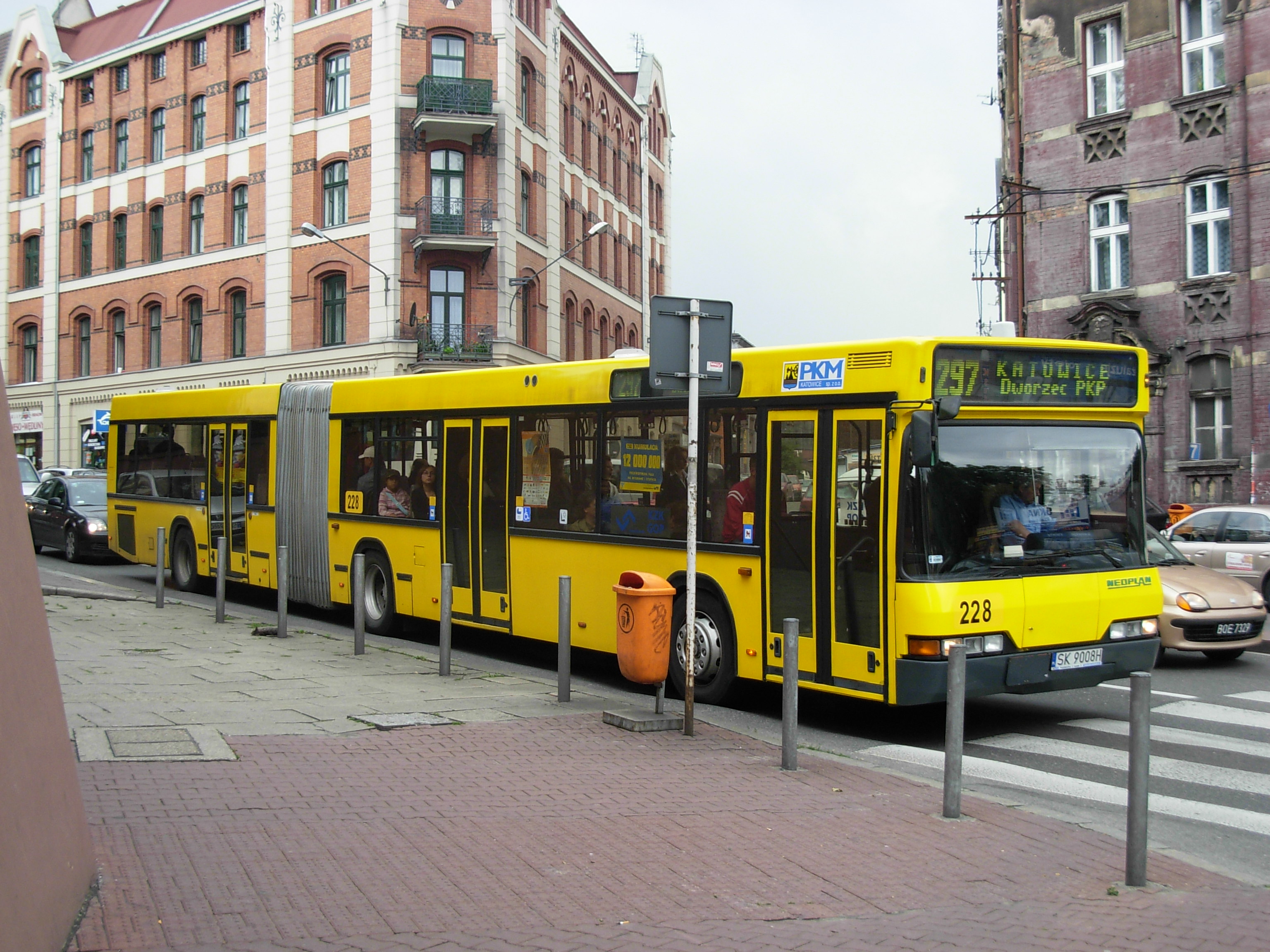 File:Yellow Bus in Katowice (Neoplan).jpg - Wikimedia Commons