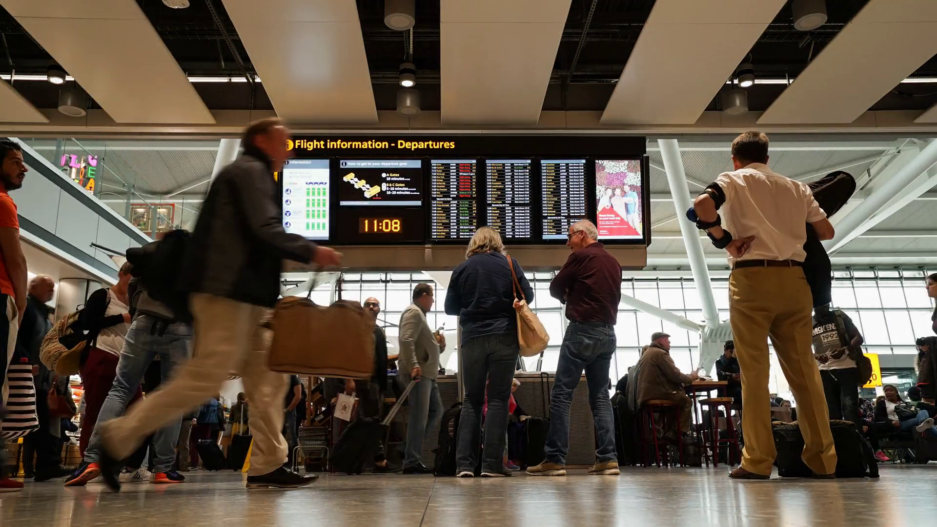 Time lapse of crowd people in the airport terminal hall - Heathrow 5 ...