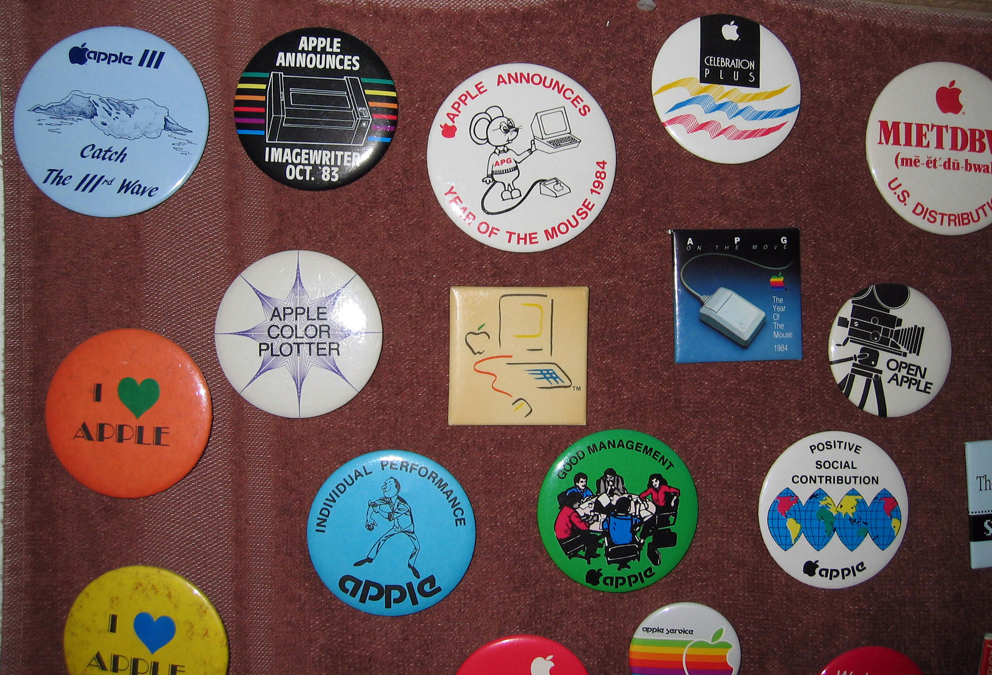 Digibarn Badges: Adam Goolevitch's Apple Computer Button & Pins ...