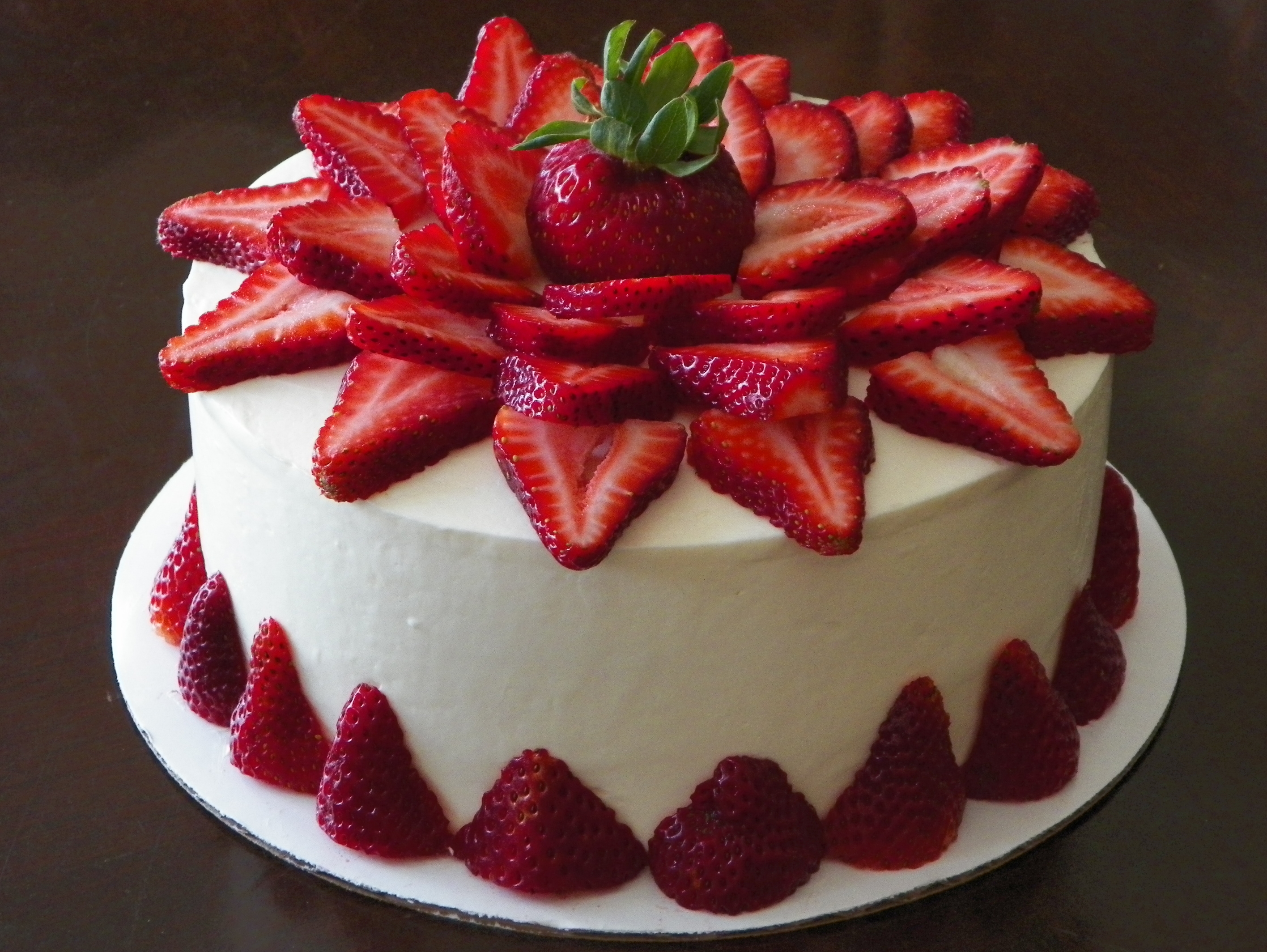 Strawberry Cake | TajGift.com – Send Flowers & Cakes to India
