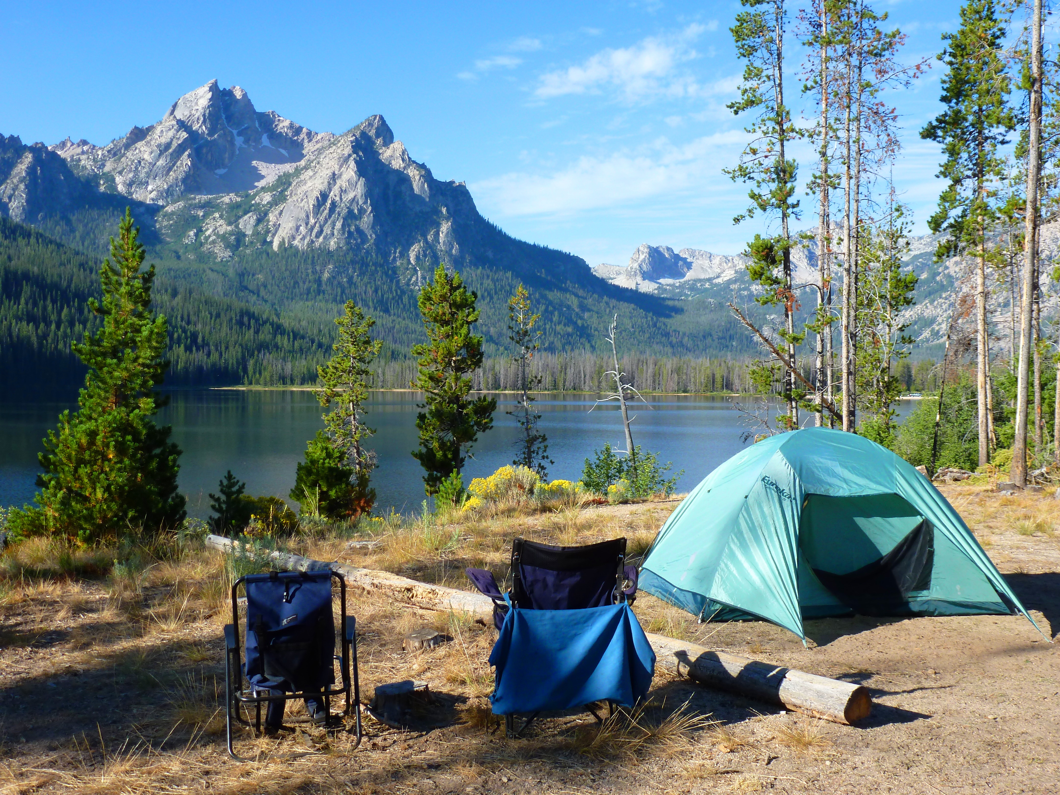 Tourist camp. Кемпинг в Карелии. Озеро Рица кемпинг у озера. Поход с палатками. Мультинские озера палатки.