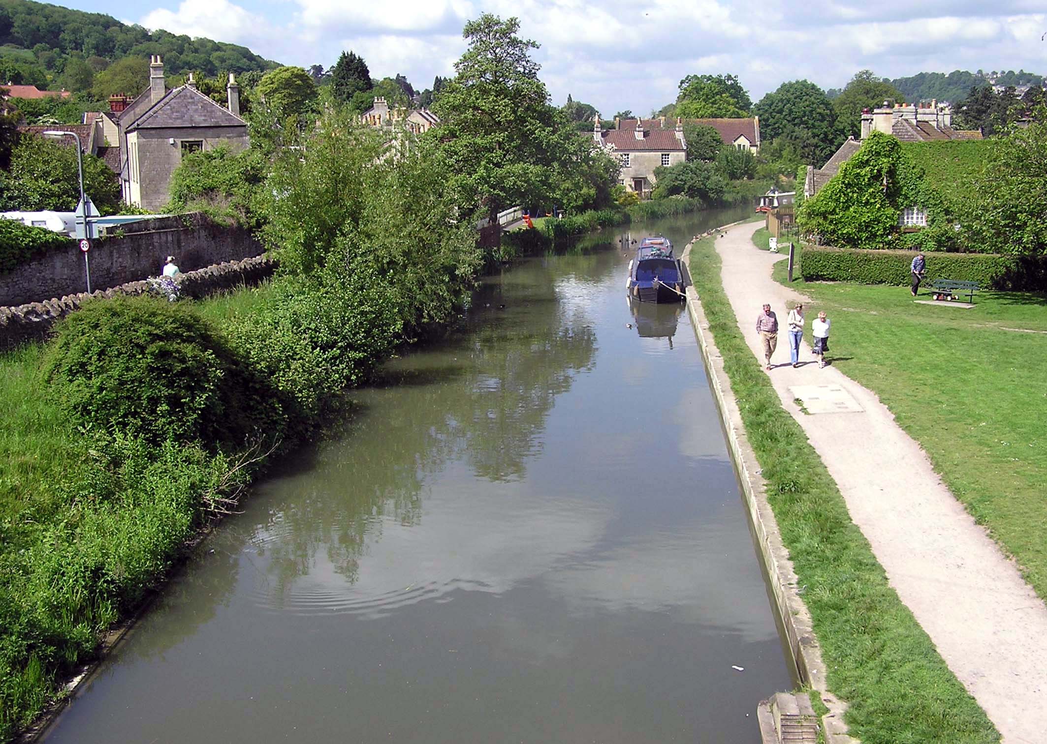 File:Canal.at.bathampton.arp.jpg - Wikimedia Commons