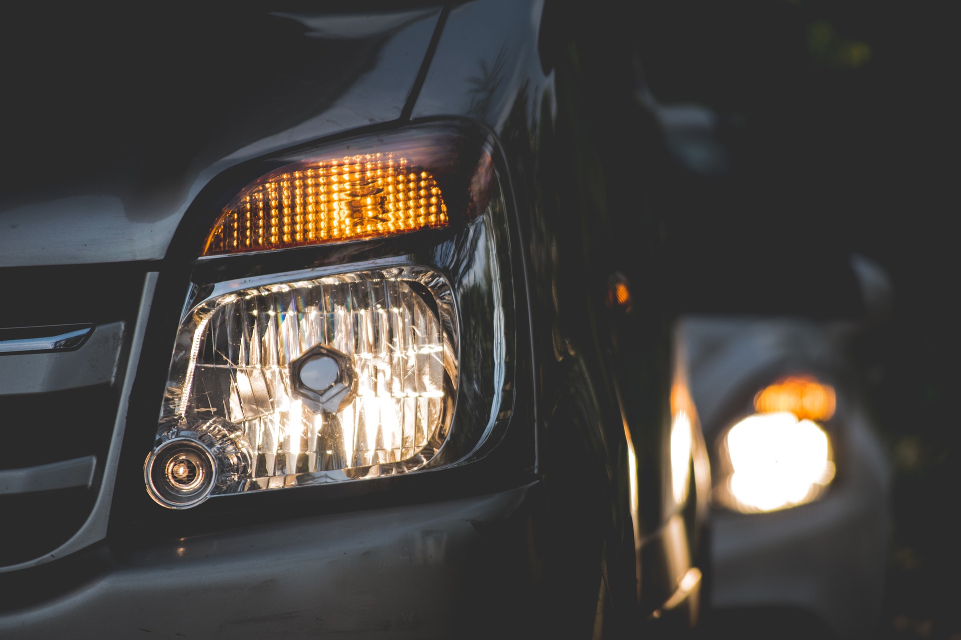 IIHS Study Says Midsize SUV Headlights are Blinding Everyone