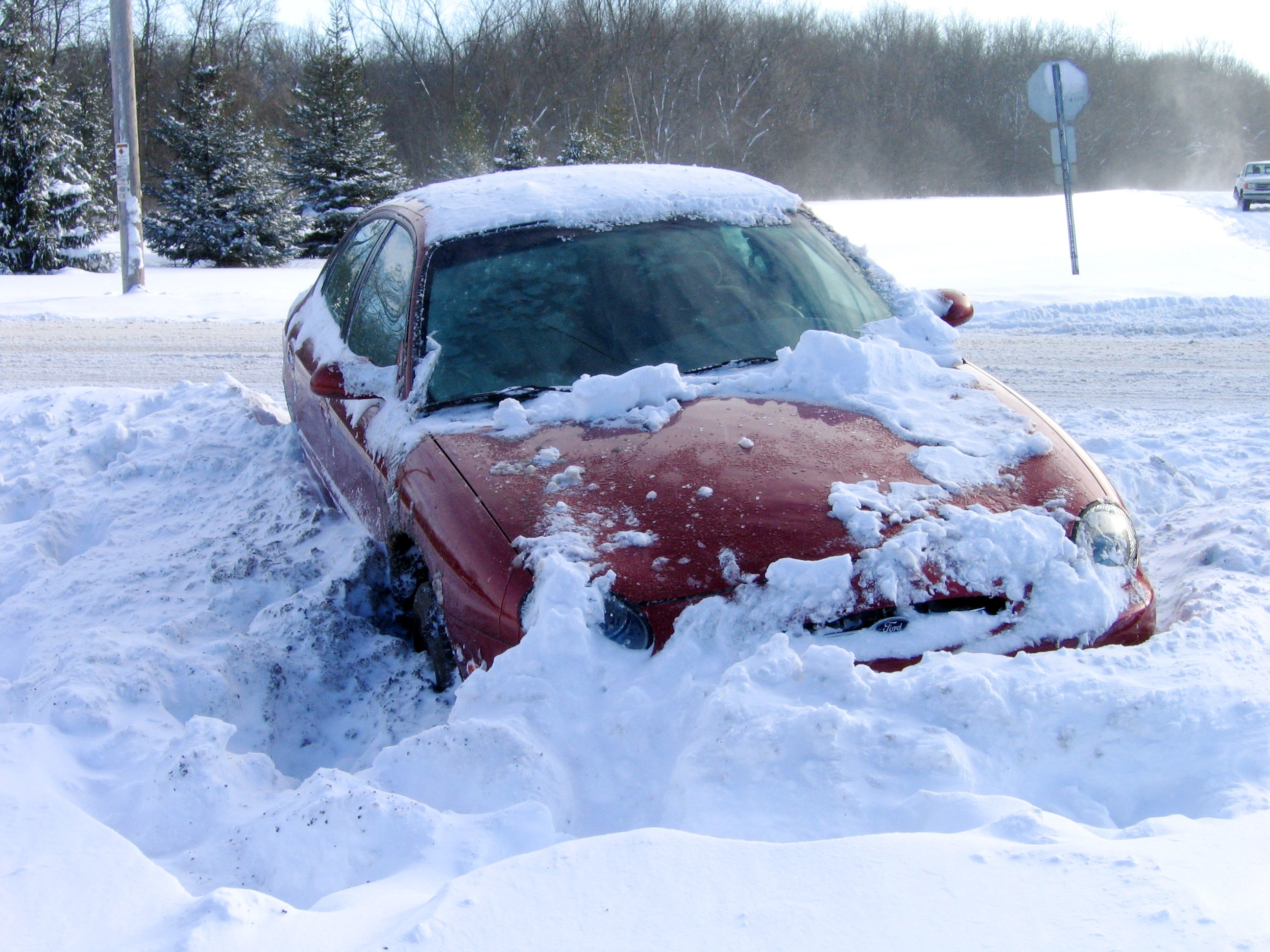 Вытащить из сугроба. Машина в сугробе. Автомобиль забуксовал в снегу. Автомобиль застрял в сугробе. Машину занесло в сугроб.