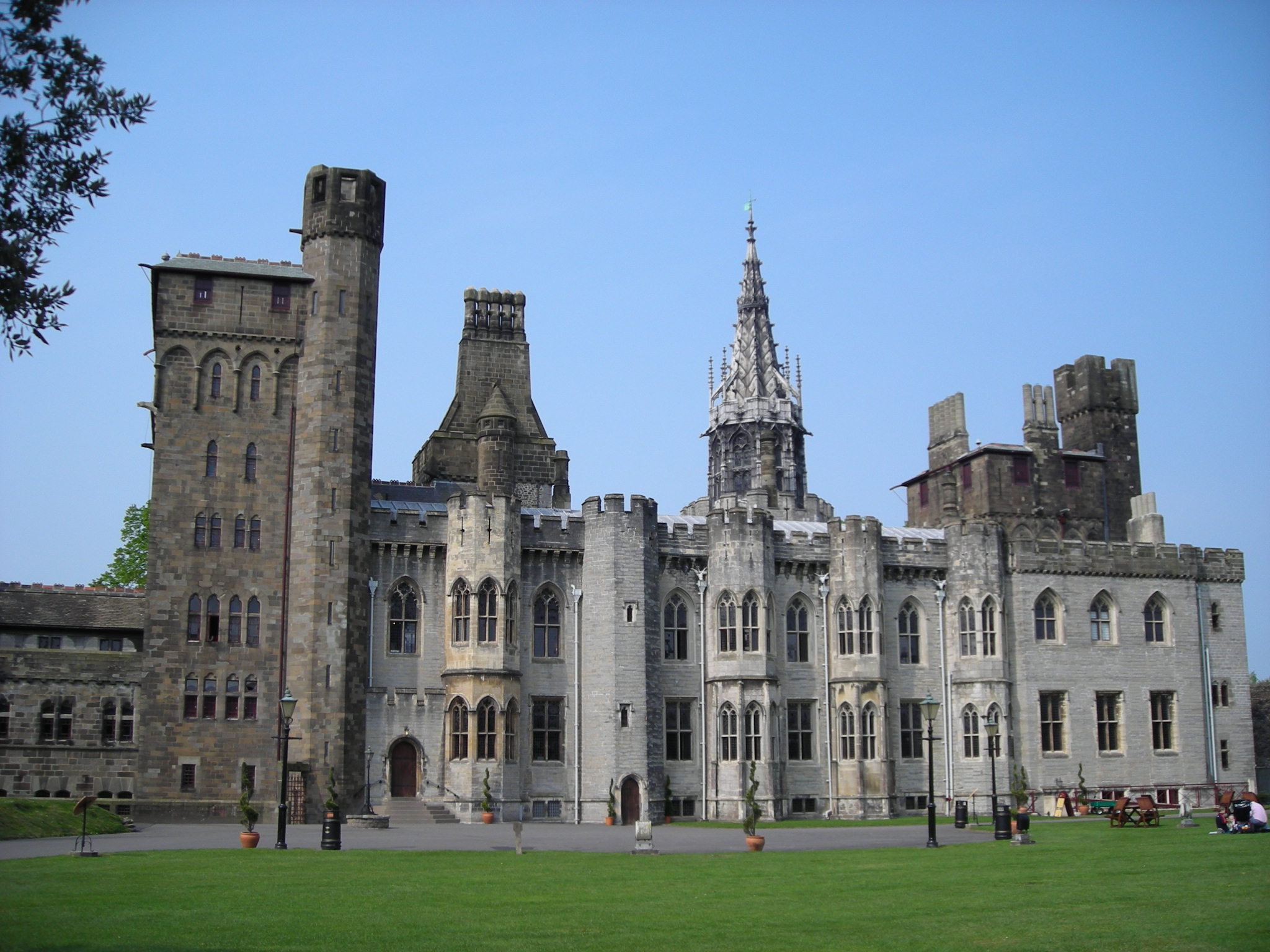File:Cardiff Castle.JPG - Wikimedia Commons