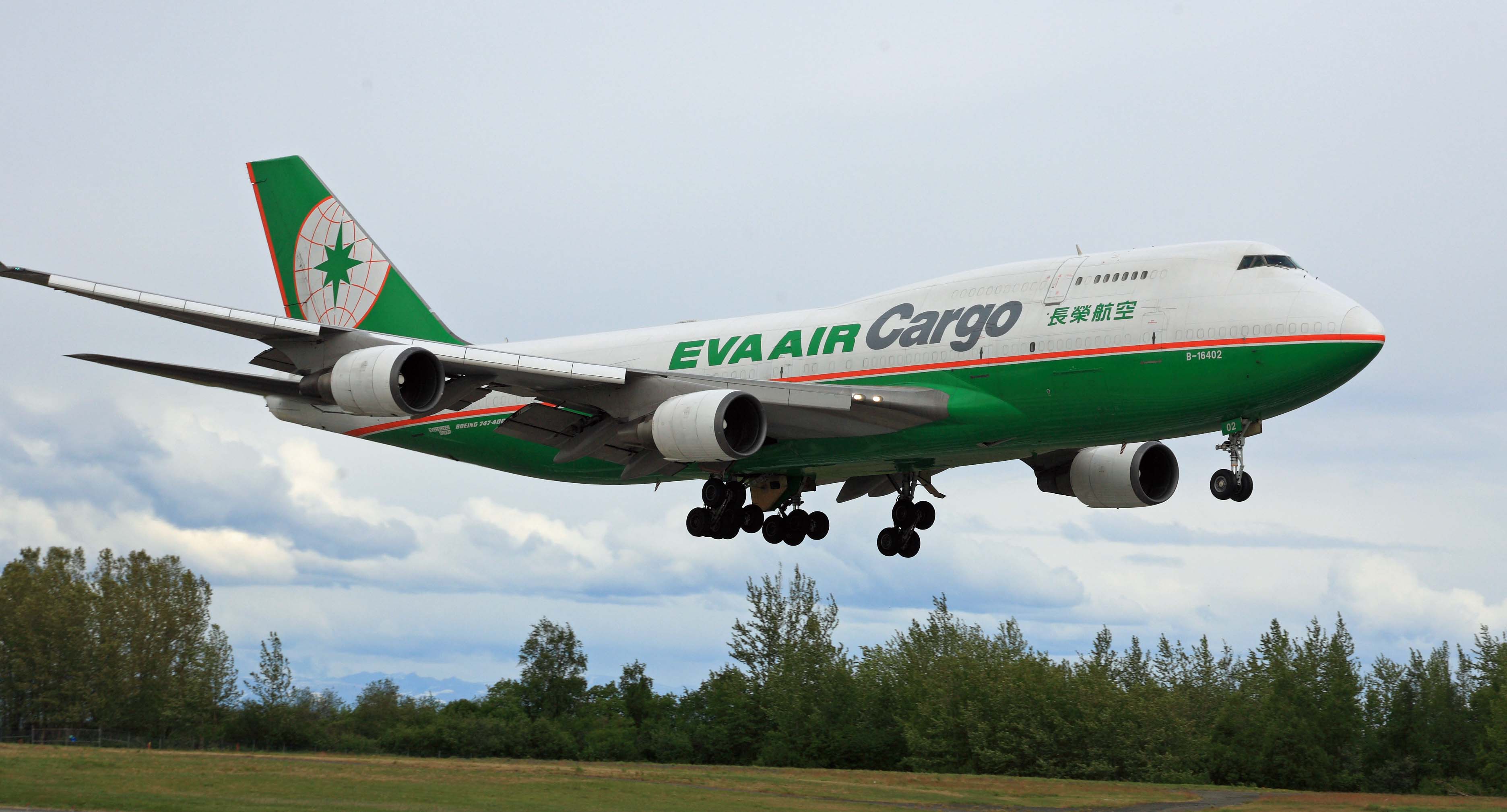 File:EVA Air 747 Cargo jet about to land at ANC (6310587117).jpg ...