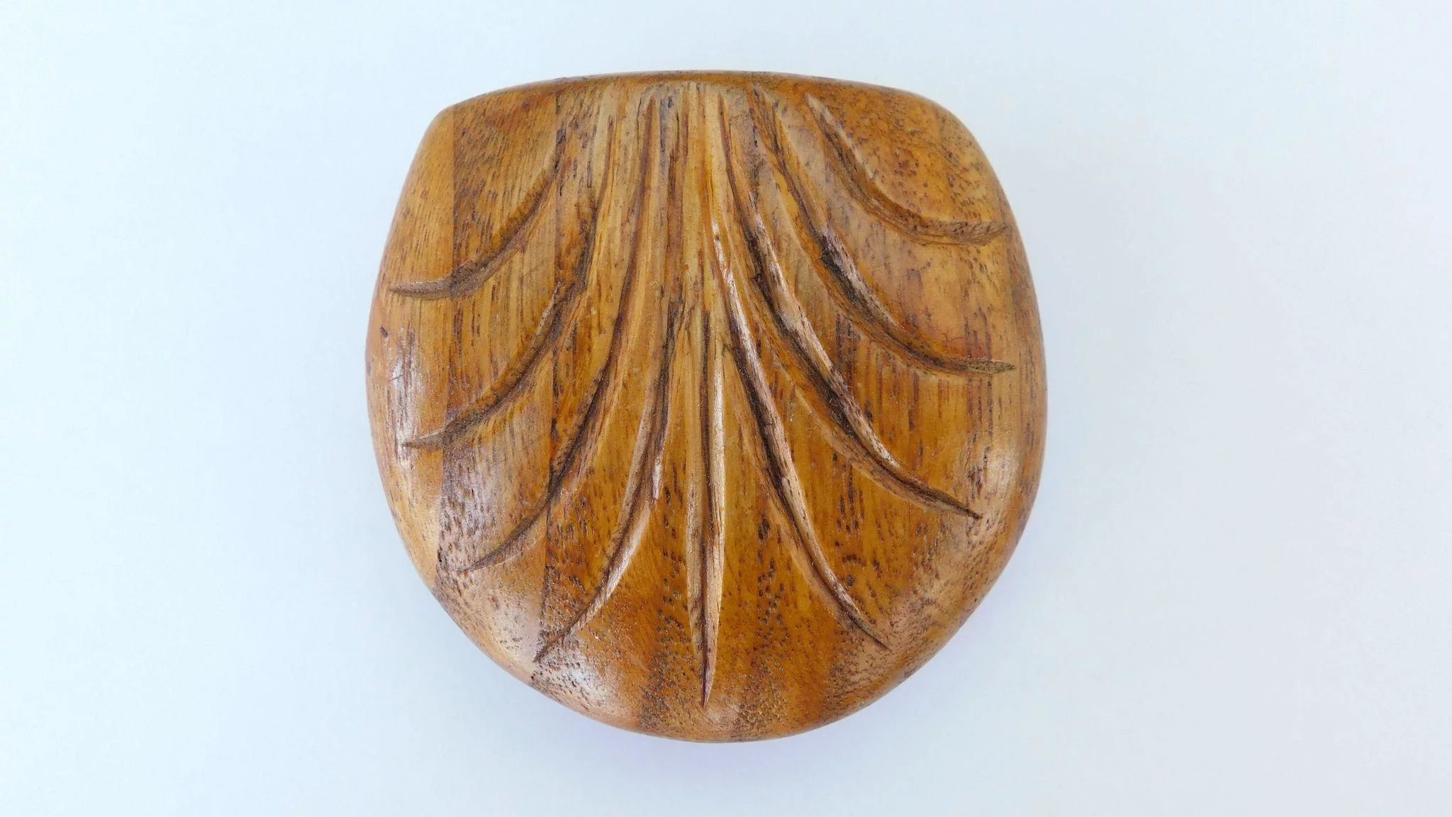 Antique Golden Oak Hand Carved Clam Shell & Shamrock Miniature ...