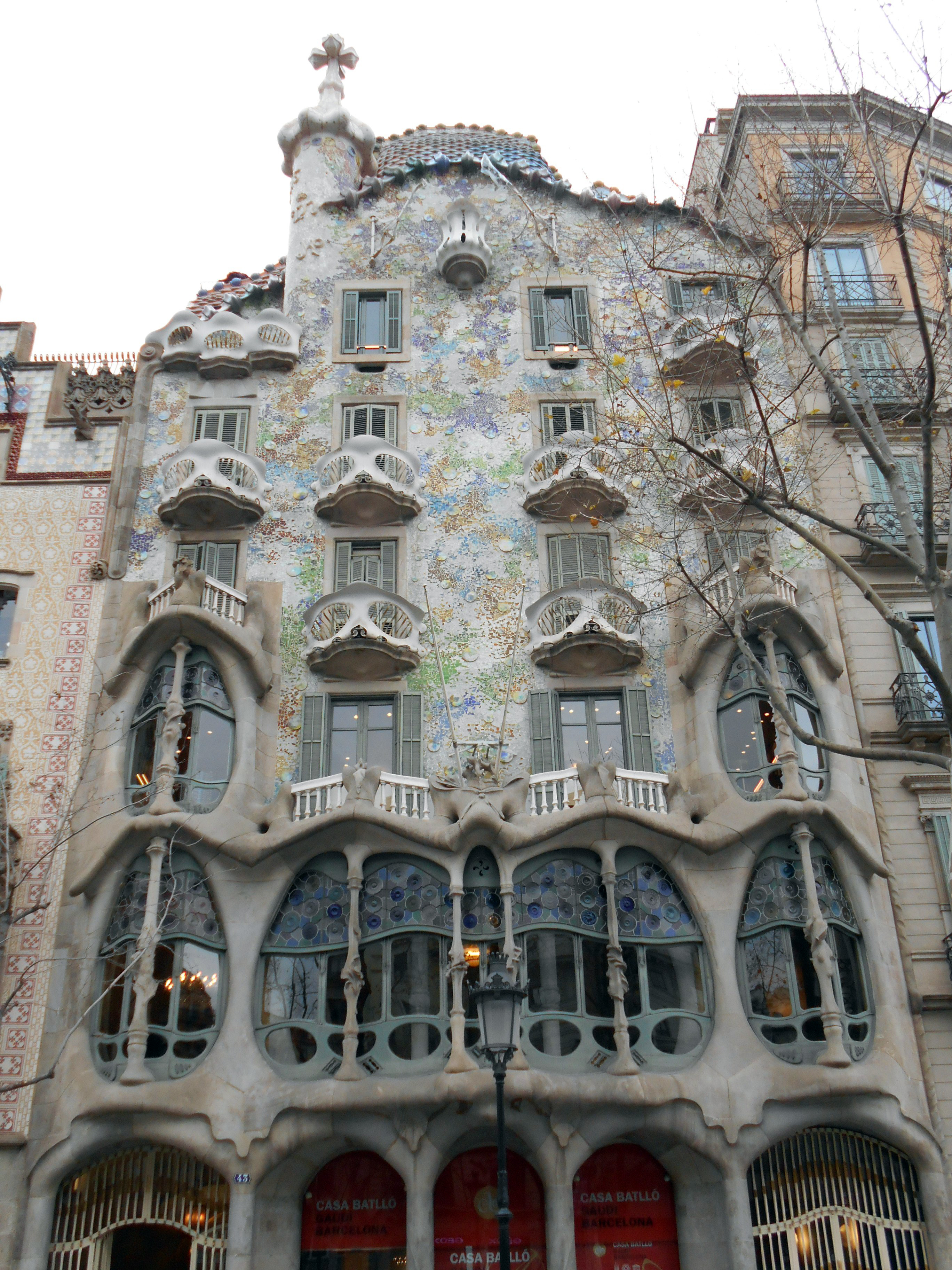 File:Gaudí - Casa Batlló.jpg - Wikimedia Commons