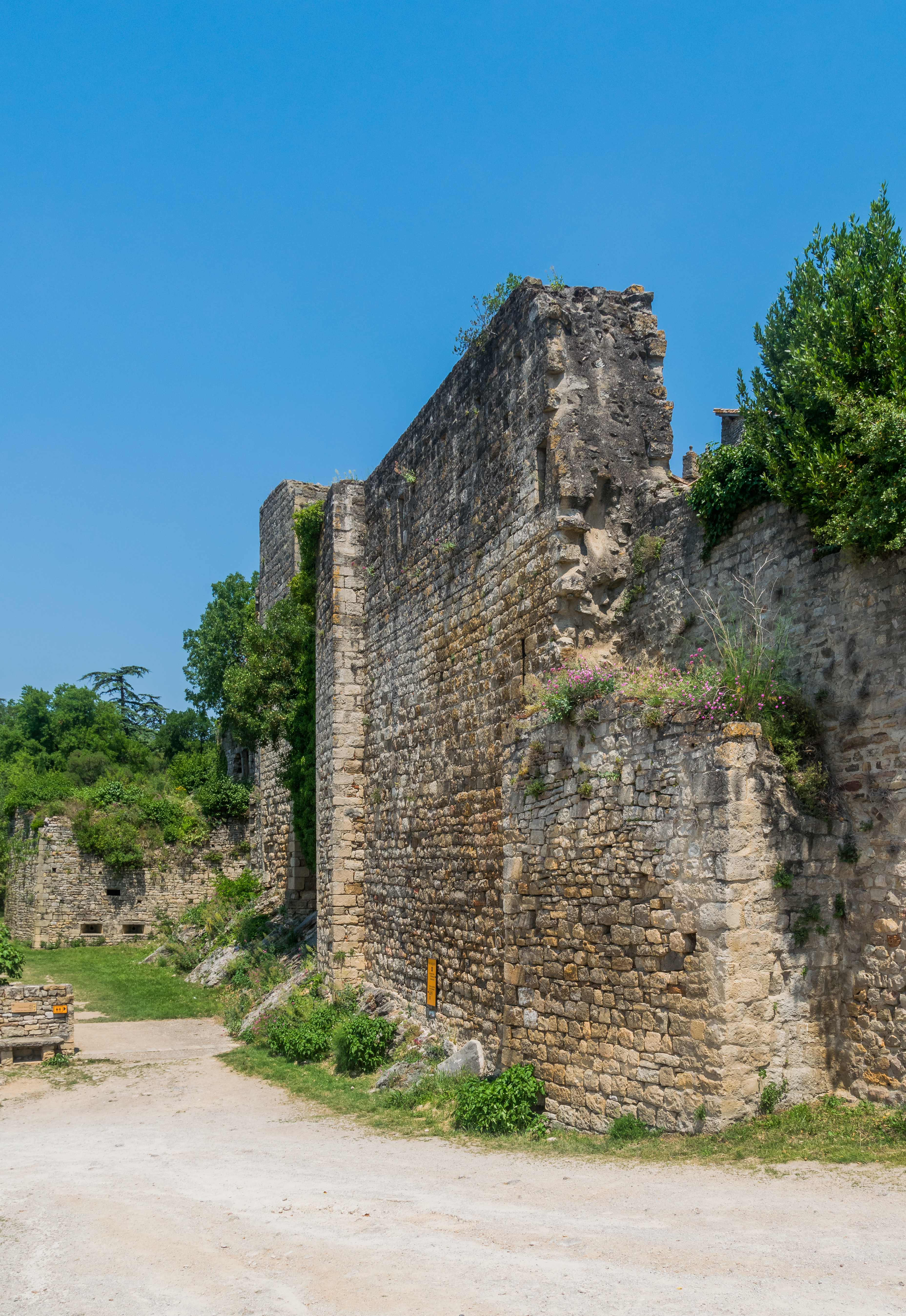 File:Battlements of the Castle of Bruniquel.jpg - Wikimedia Commons