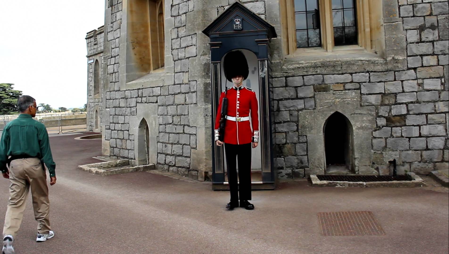 Windsor Castle Guard. UK 2011 - YouTube