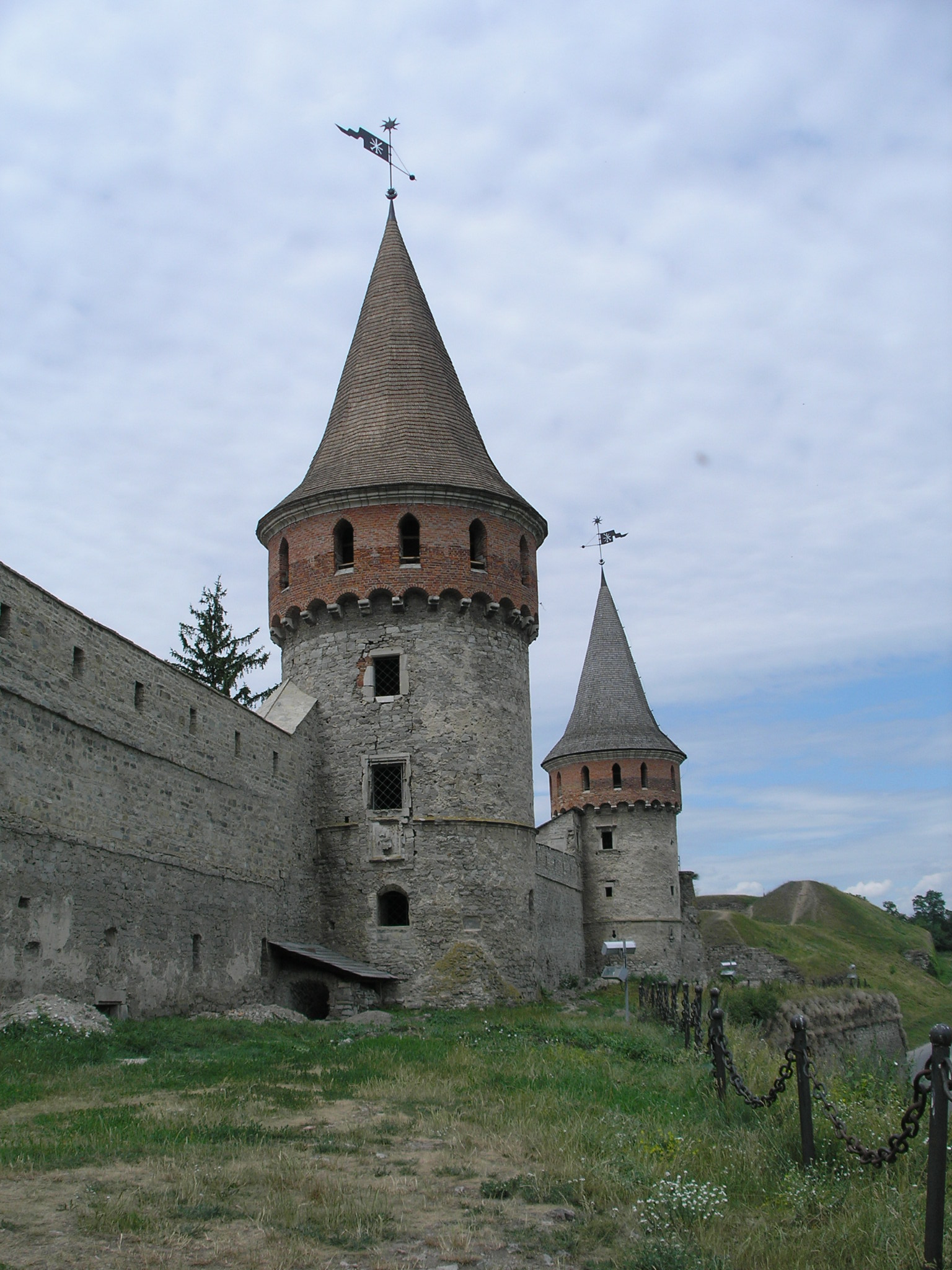 File:Kamianets-Podilskyi Castle towers.JPG - Wikimedia Commons