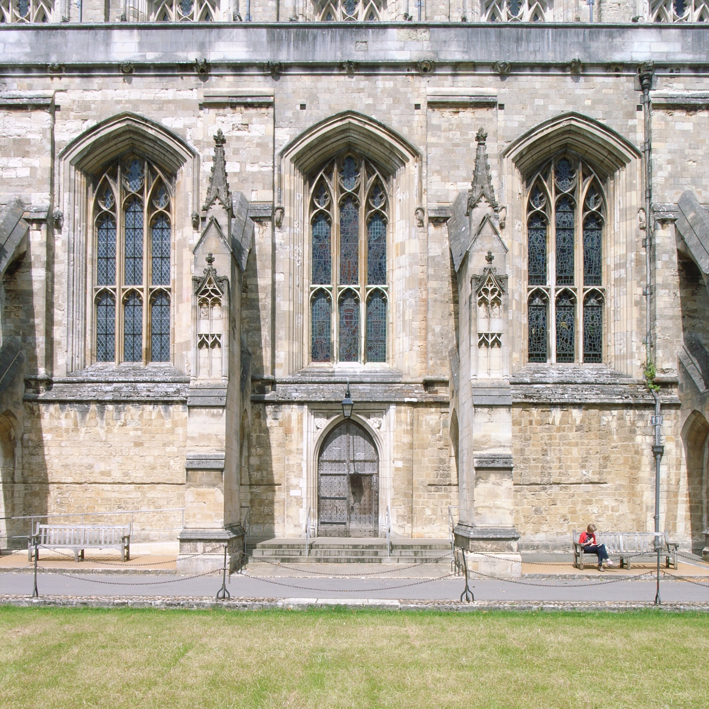 File:Winchester Cathedral -exterior wall-21July2008.jpg - Wikimedia ...