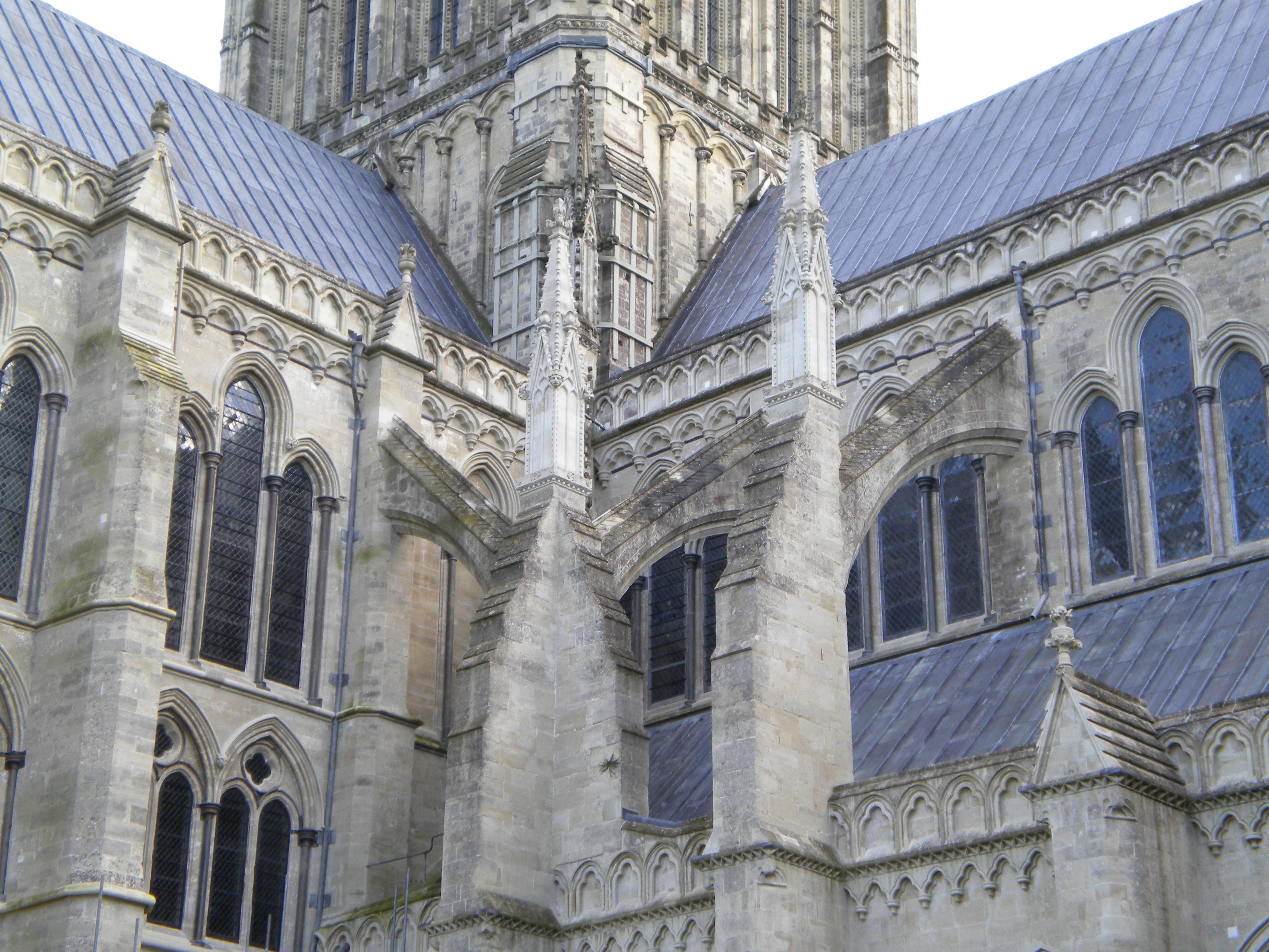 File:Salisbury Cathedral flying buttresses.JPG - Wikimedia Commons