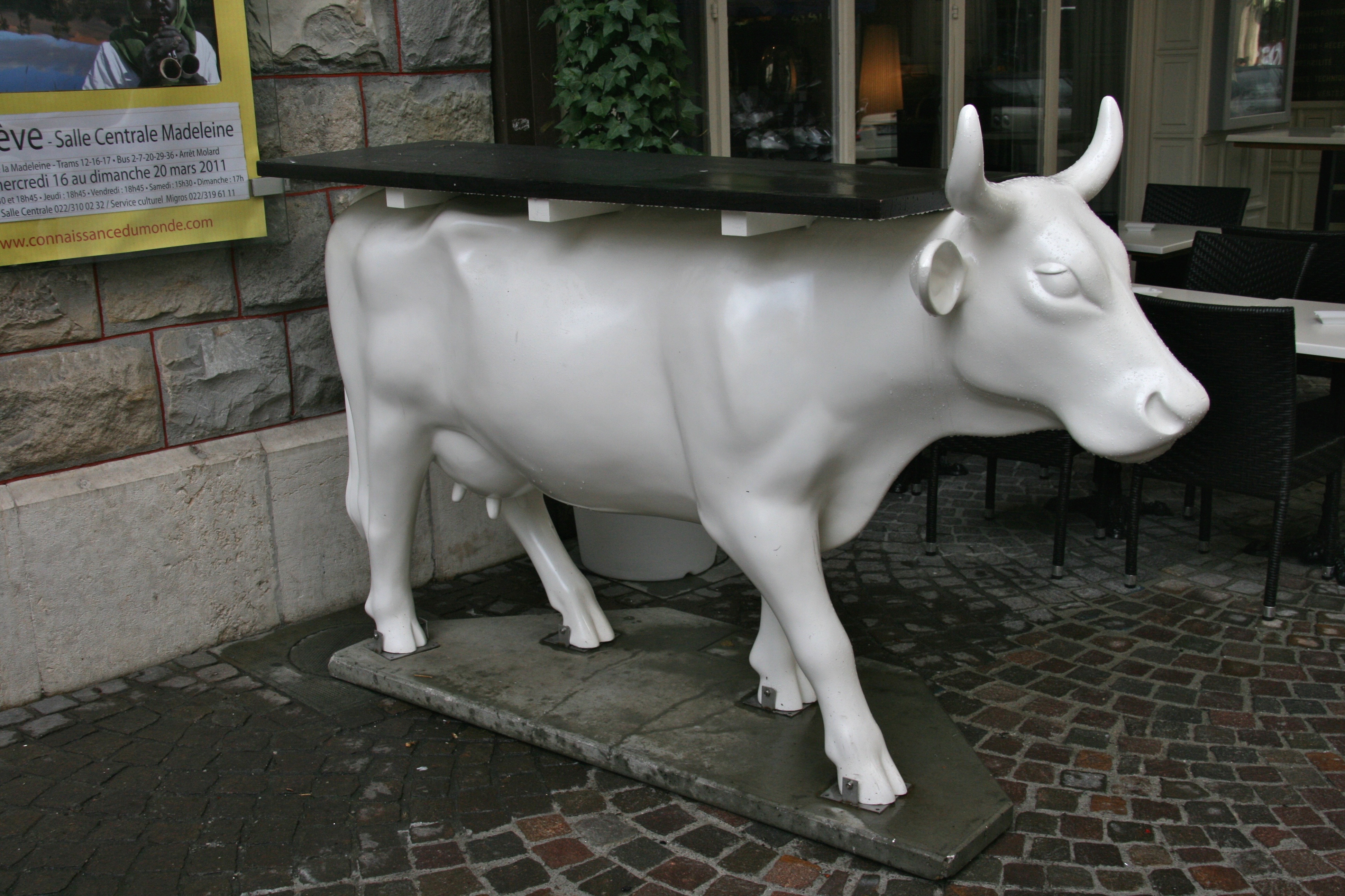 File:Cow statue at Geneva.jpg - Wikimedia Commons