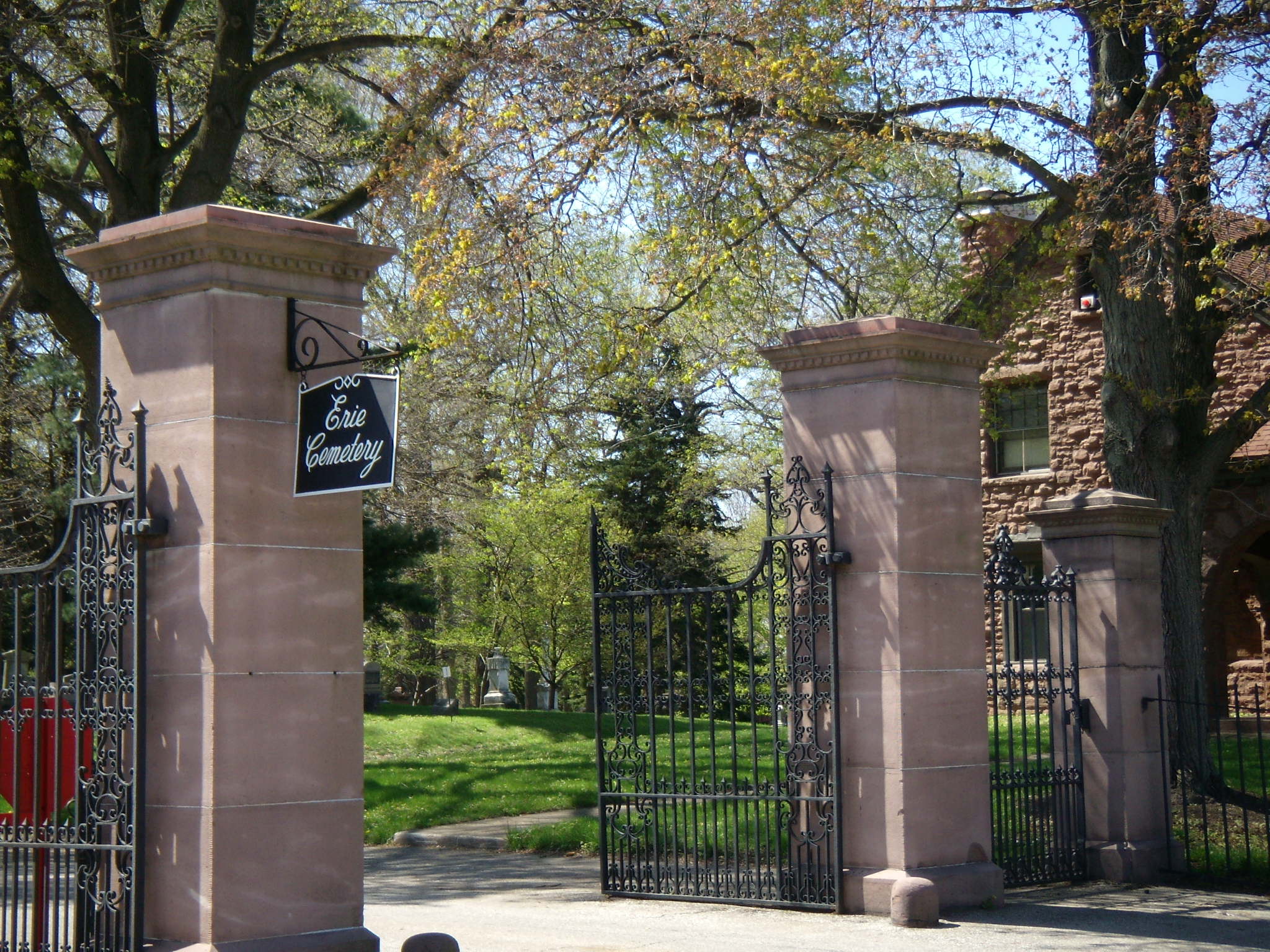 File:Erie Cemetery gate.jpg - Wikimedia Commons