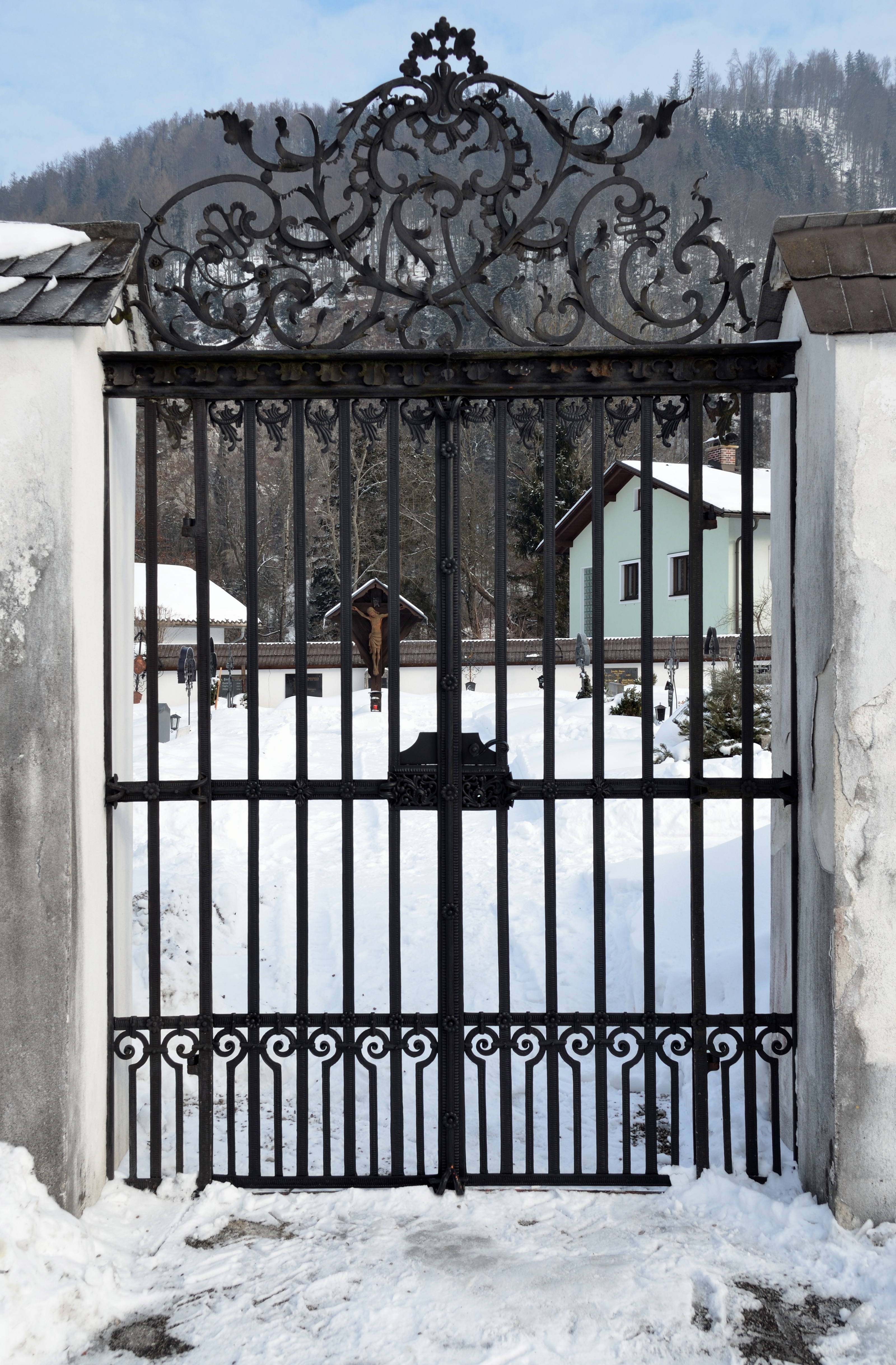File:Cemetery gate St. Pankraz, Upper Austria.jpg - Wikimedia Commons