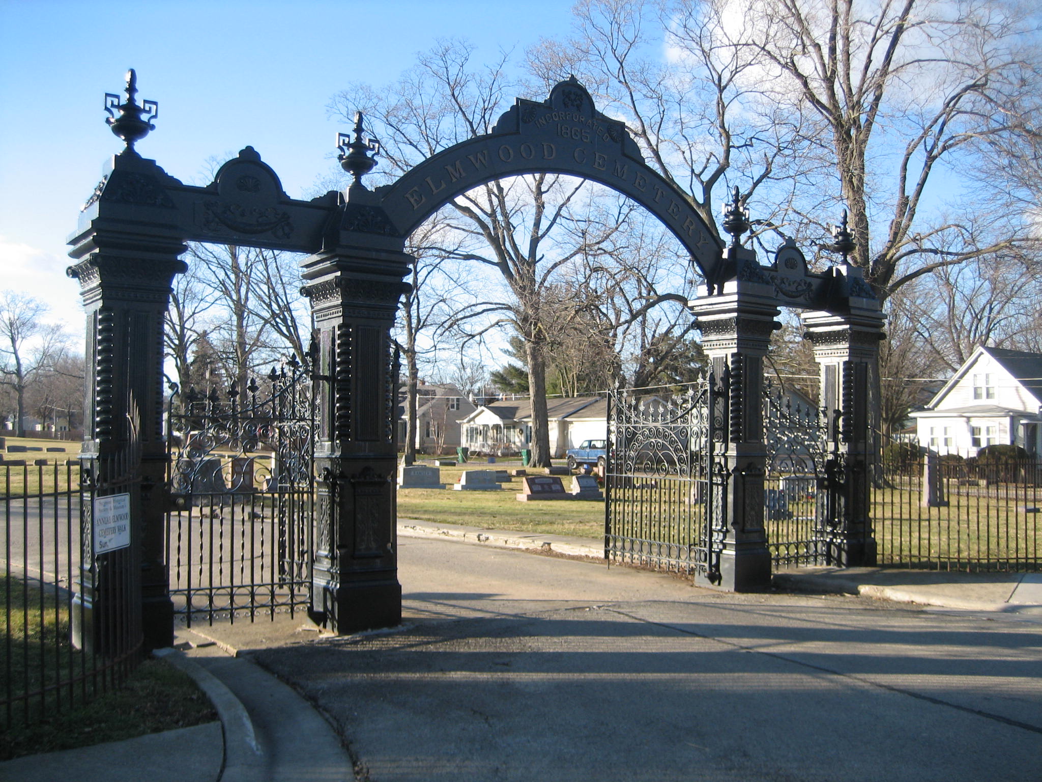 Elmwood Cemetery Gates, Sycamore | Roadtrippers