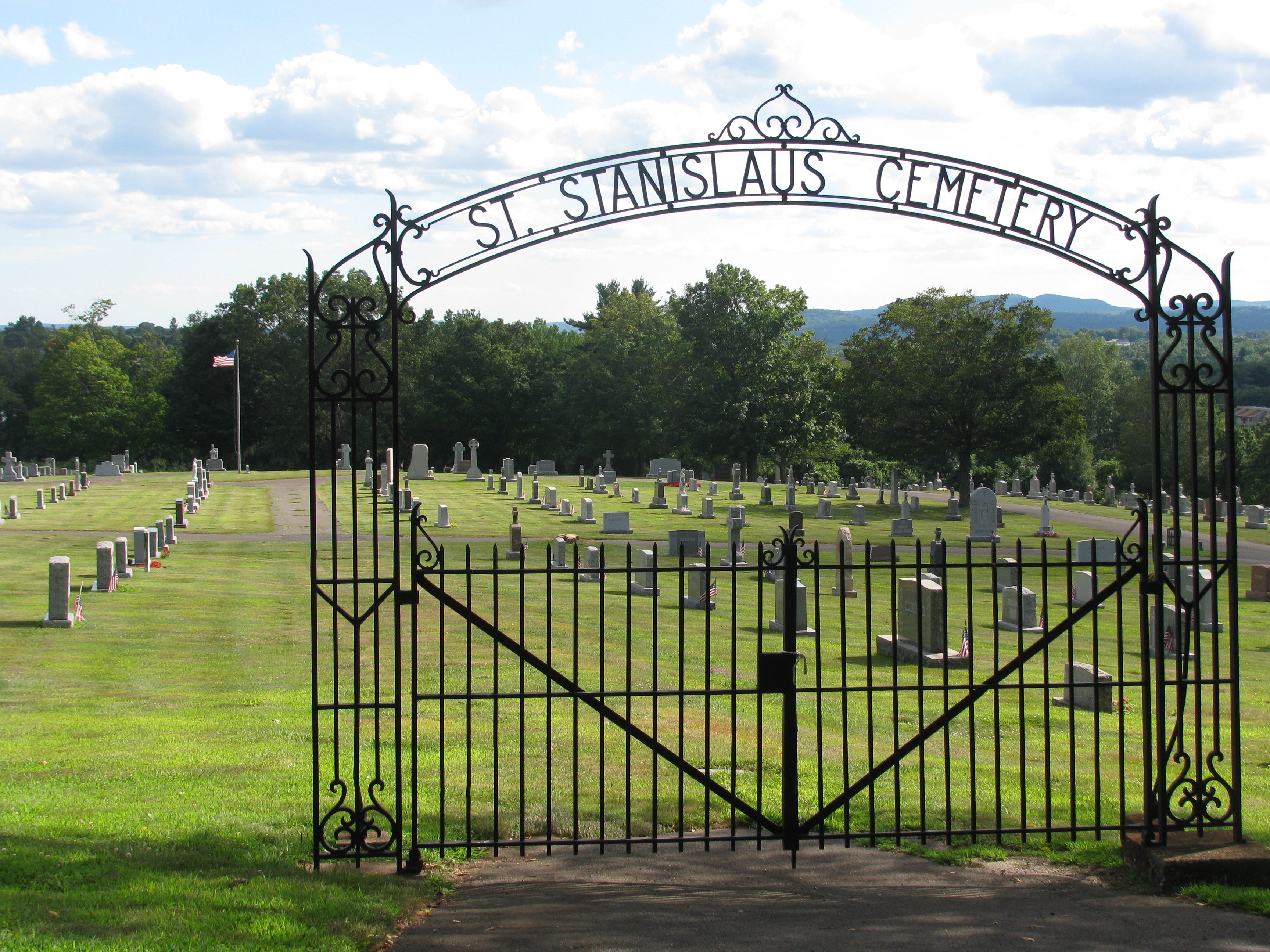 File:Gate to Saint Stanislaus Roman Catholic Cemetery in Meriden ...