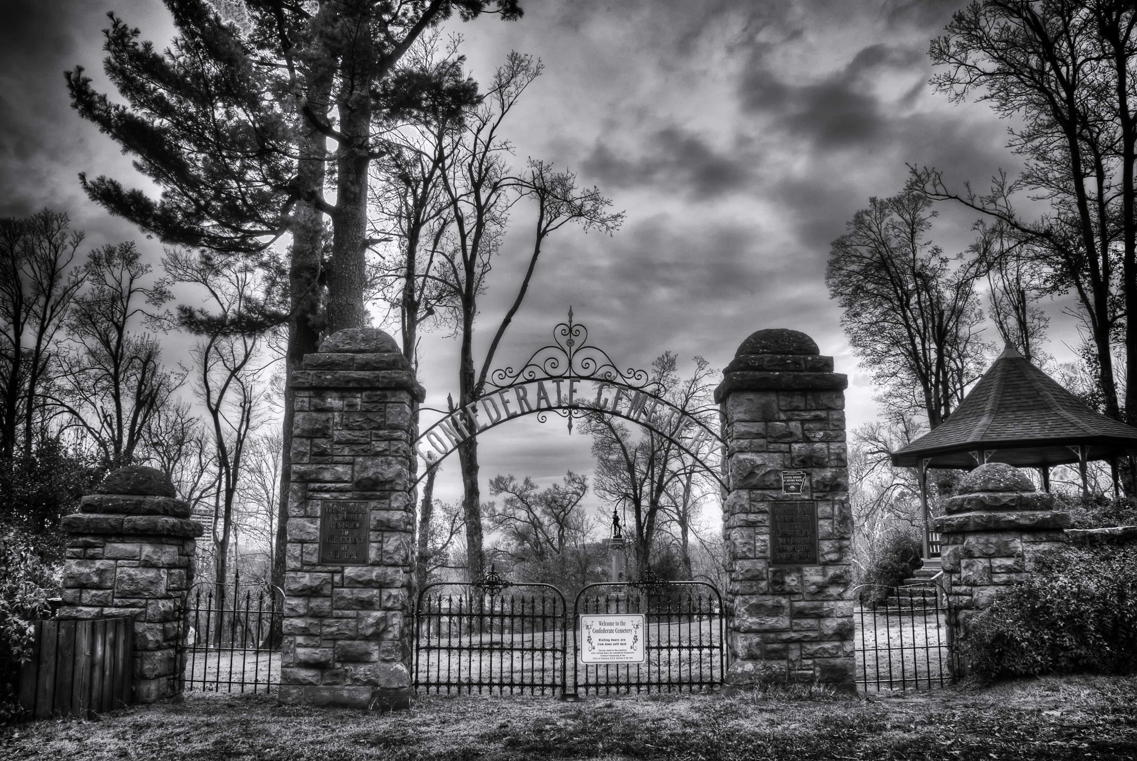 Готические ворота кладбища