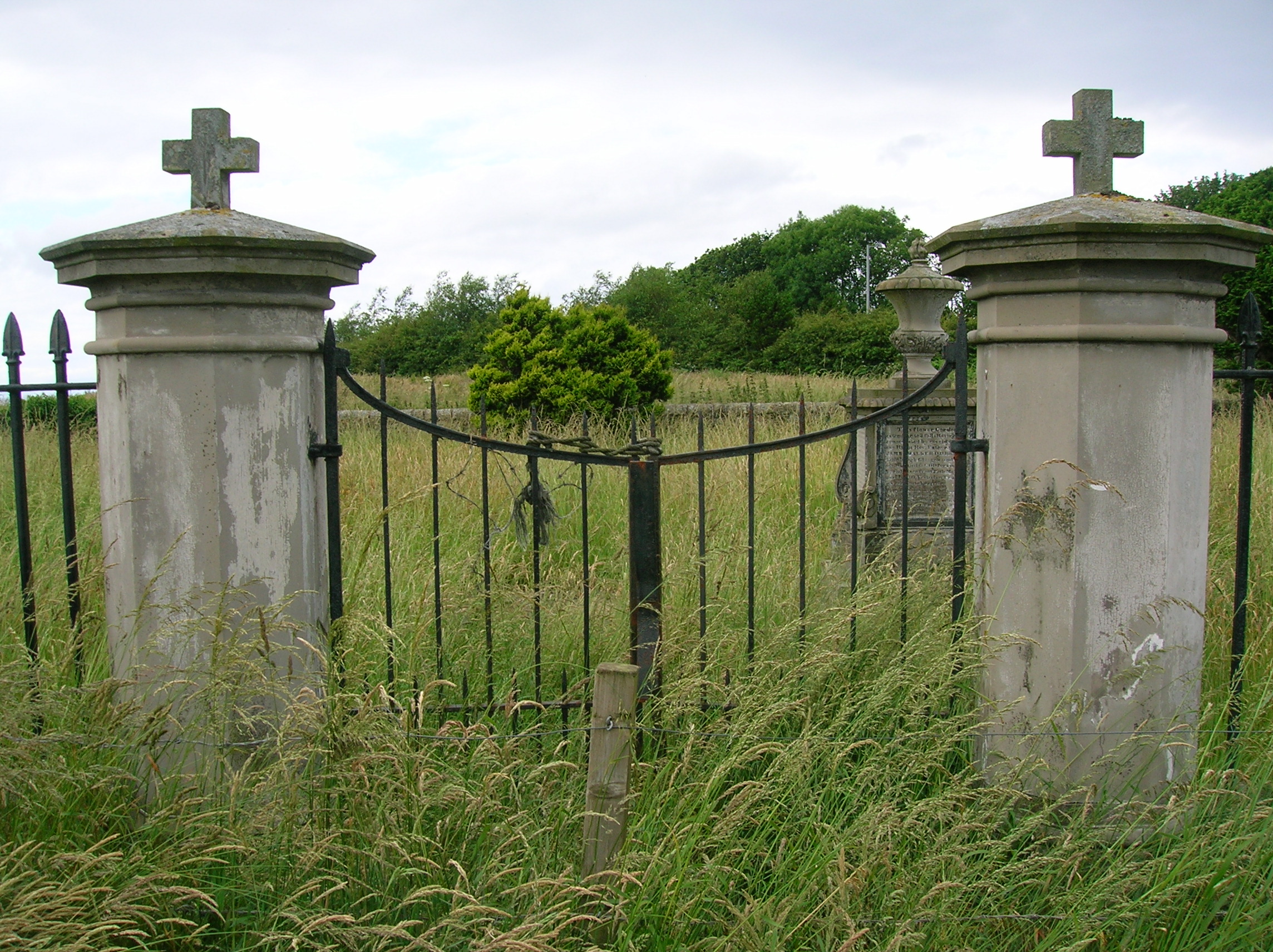 File:Fairfield Cemetery gates, Monkton, Ayrshire..JPG - Wikimedia ...