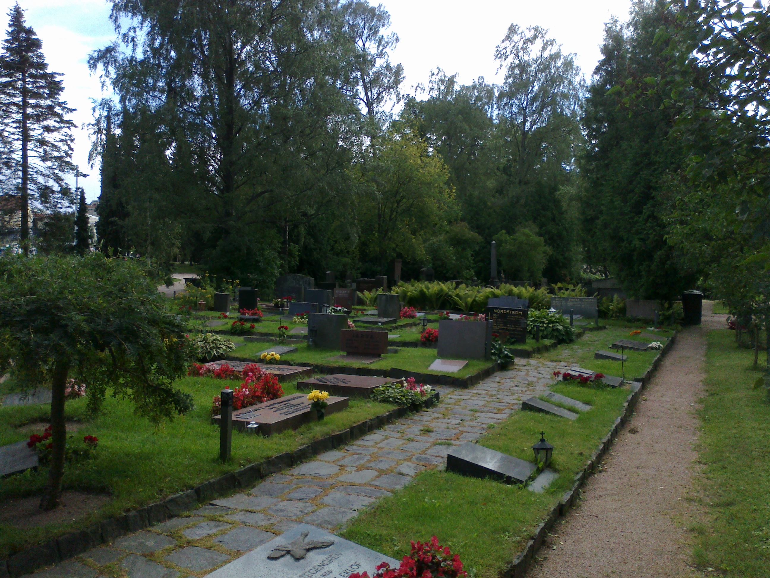 File:Hietaniemi Cemetery, Helsinki, Finland 1.jpg - Wikimedia Commons