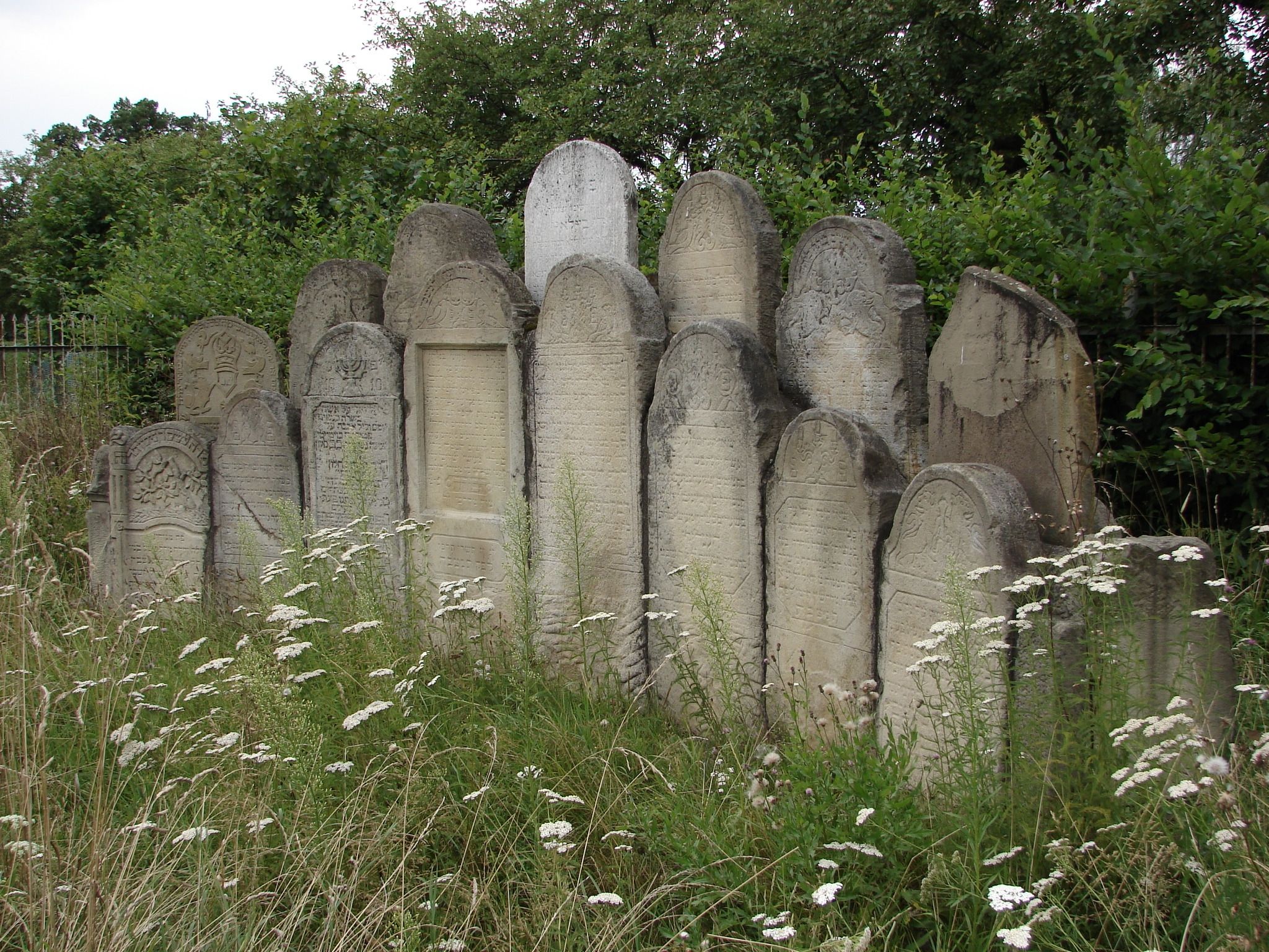 beautiful cemetery stones and statues | Beautiful Old Cemeterys ...
