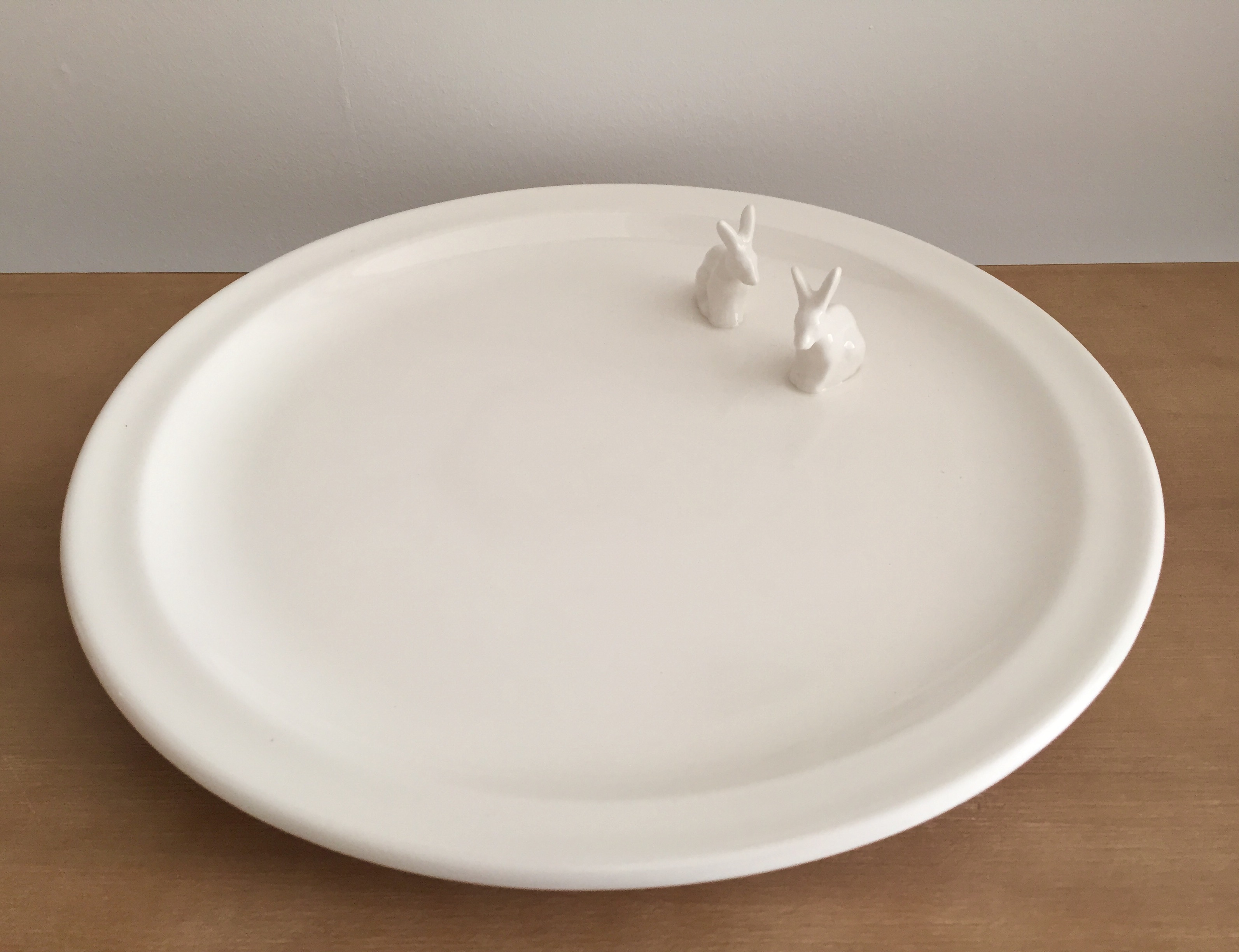 Round ceramic plate with rabbits