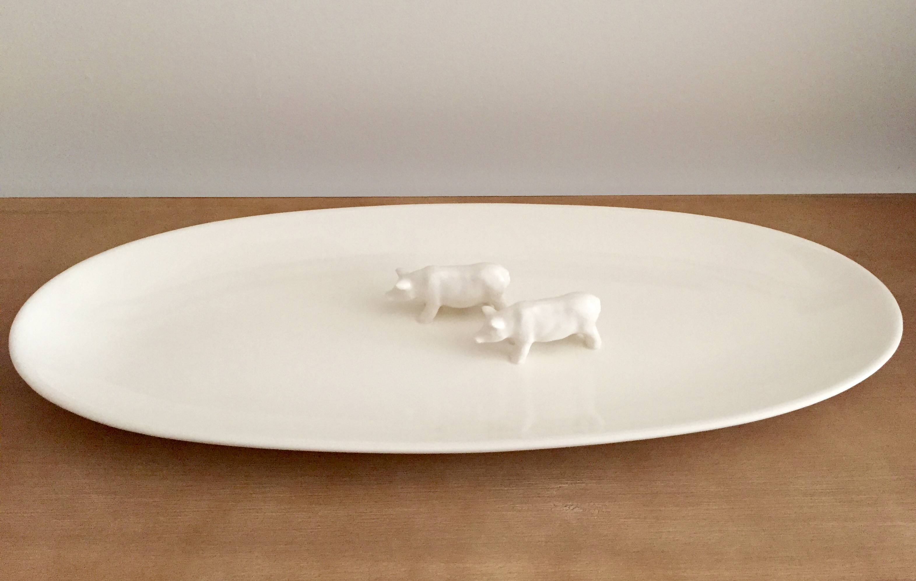Long ceramic plate with pigs