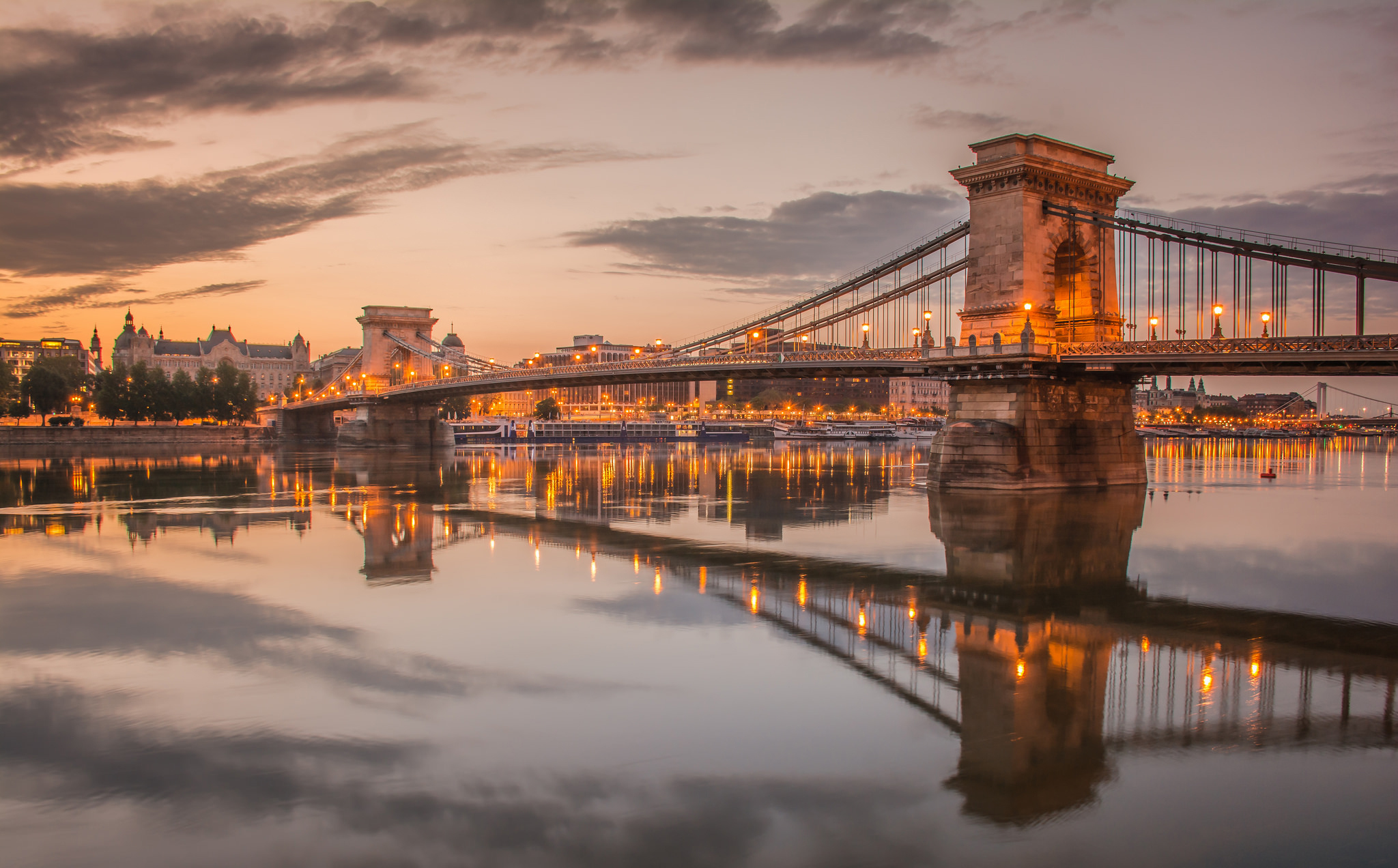 Chain bridge (Budapest, Hungary) / 2048 x 1272 / Locality ...