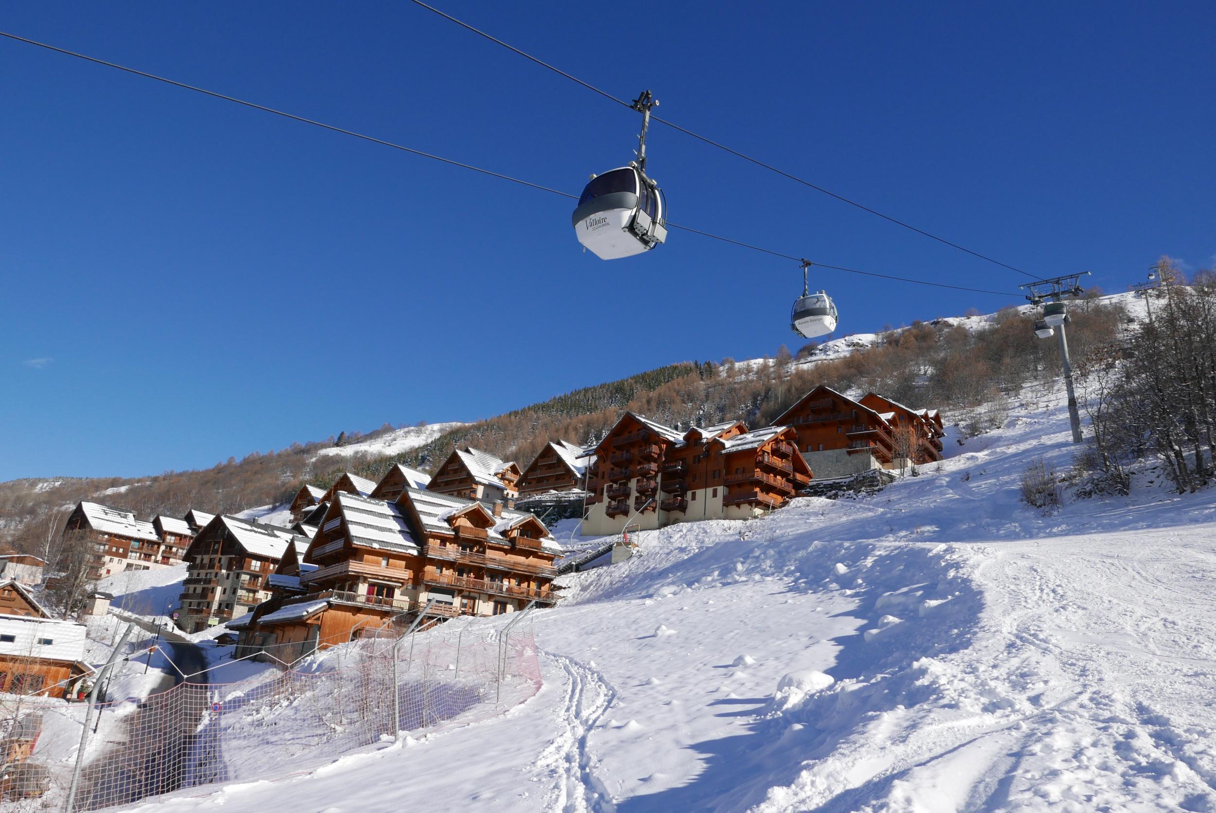 Hundreds of skiers trapped in chair lifts after gondola breaks down ...