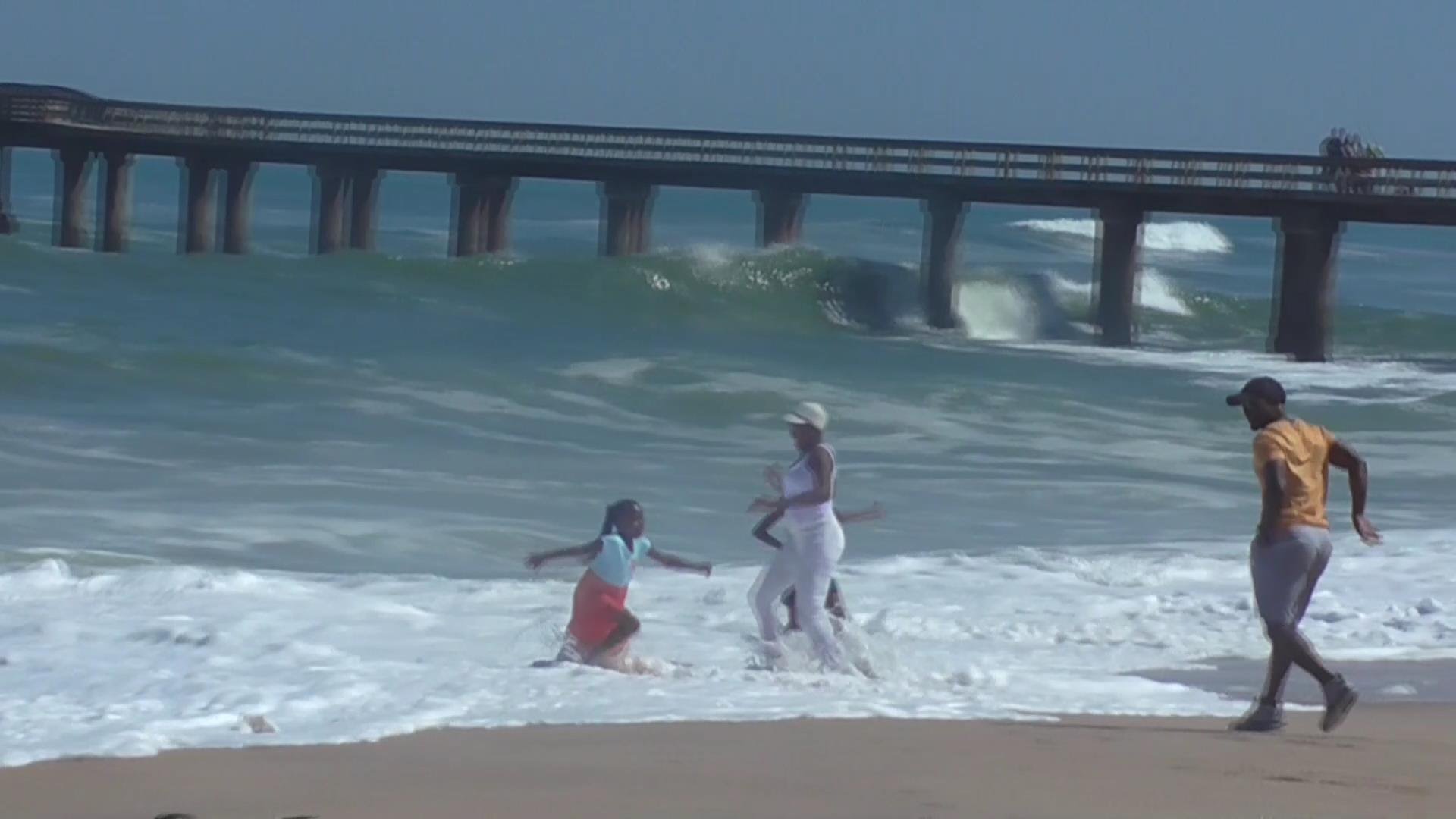 Swakopmund - challenging the waves (3. other people) - YouTube
