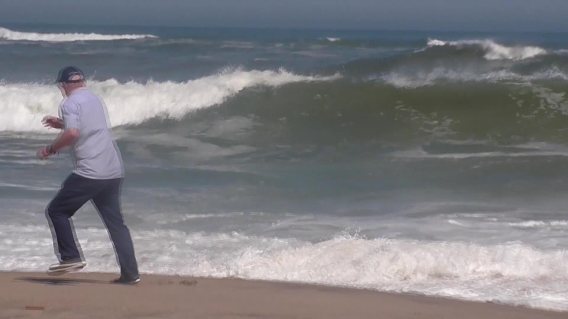 Swakopmund - challenging the waves (2. David) - YouTube