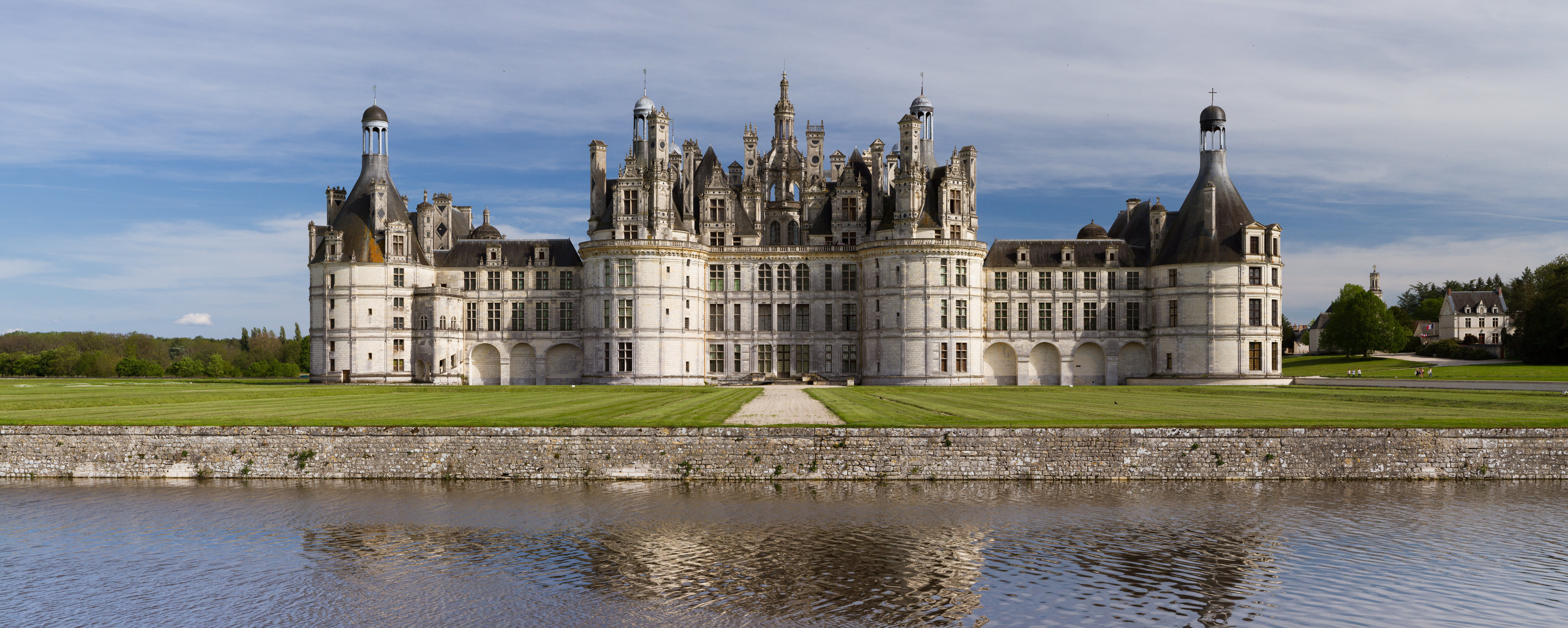 File:Chambord Castle Northwest facade small.jpg - Wikimedia Commons