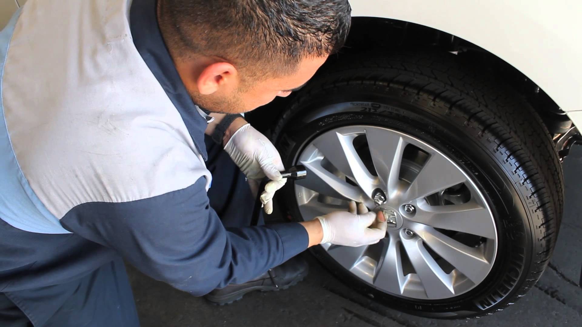Tip: Under 7-Minute Guide on How to Change a Flat Tire - Keyes ...