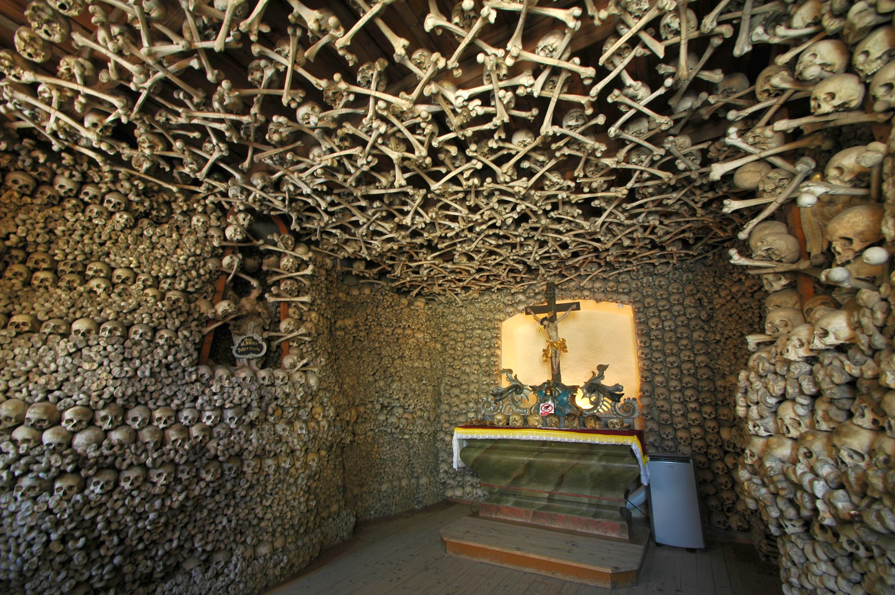 File:Poland - Czermna - Chapel of Skulls - interior 01.jpg ...