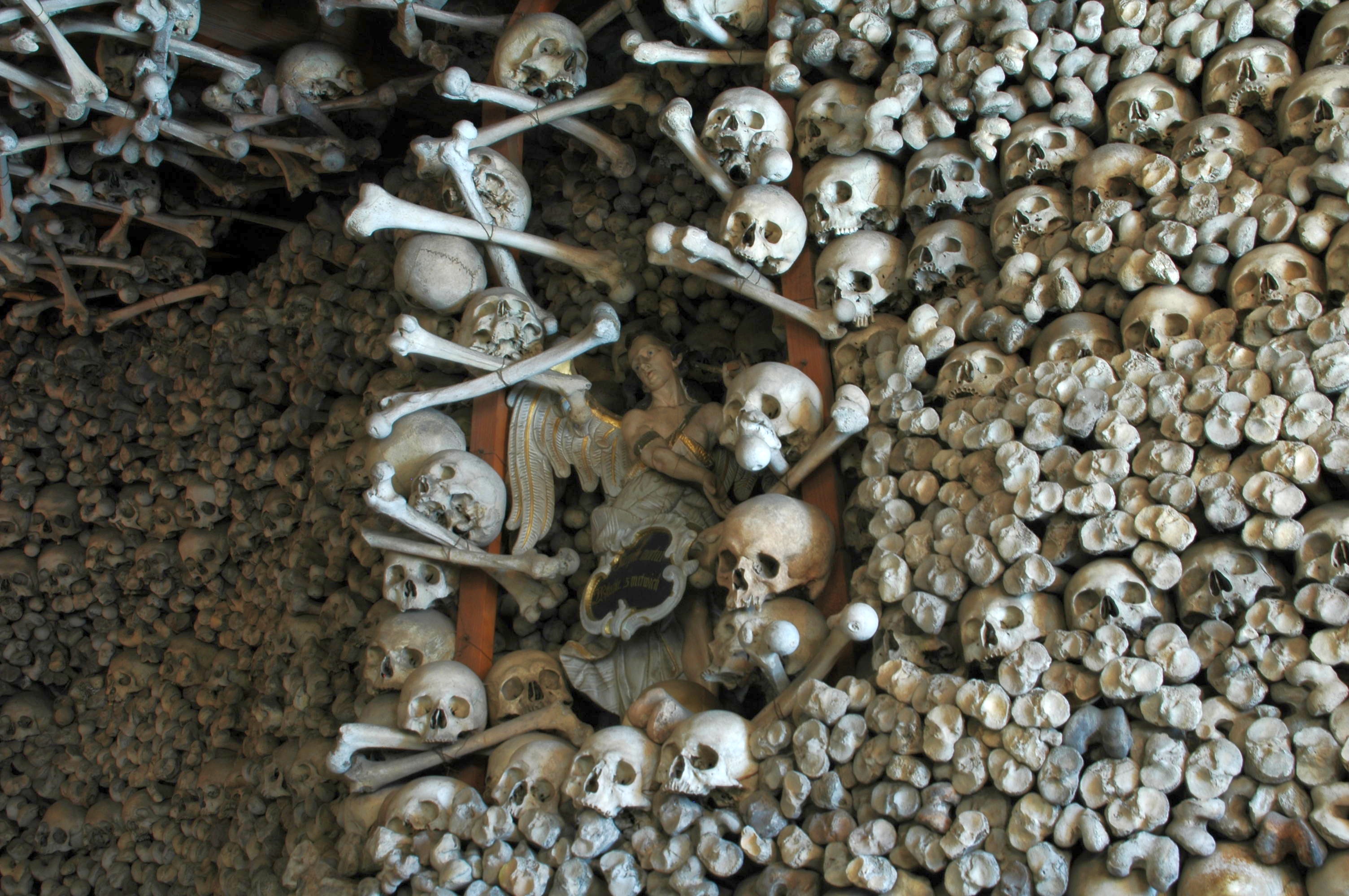 File:Poland - Czermna - Chapel of Skulls - interior 07.jpg ...