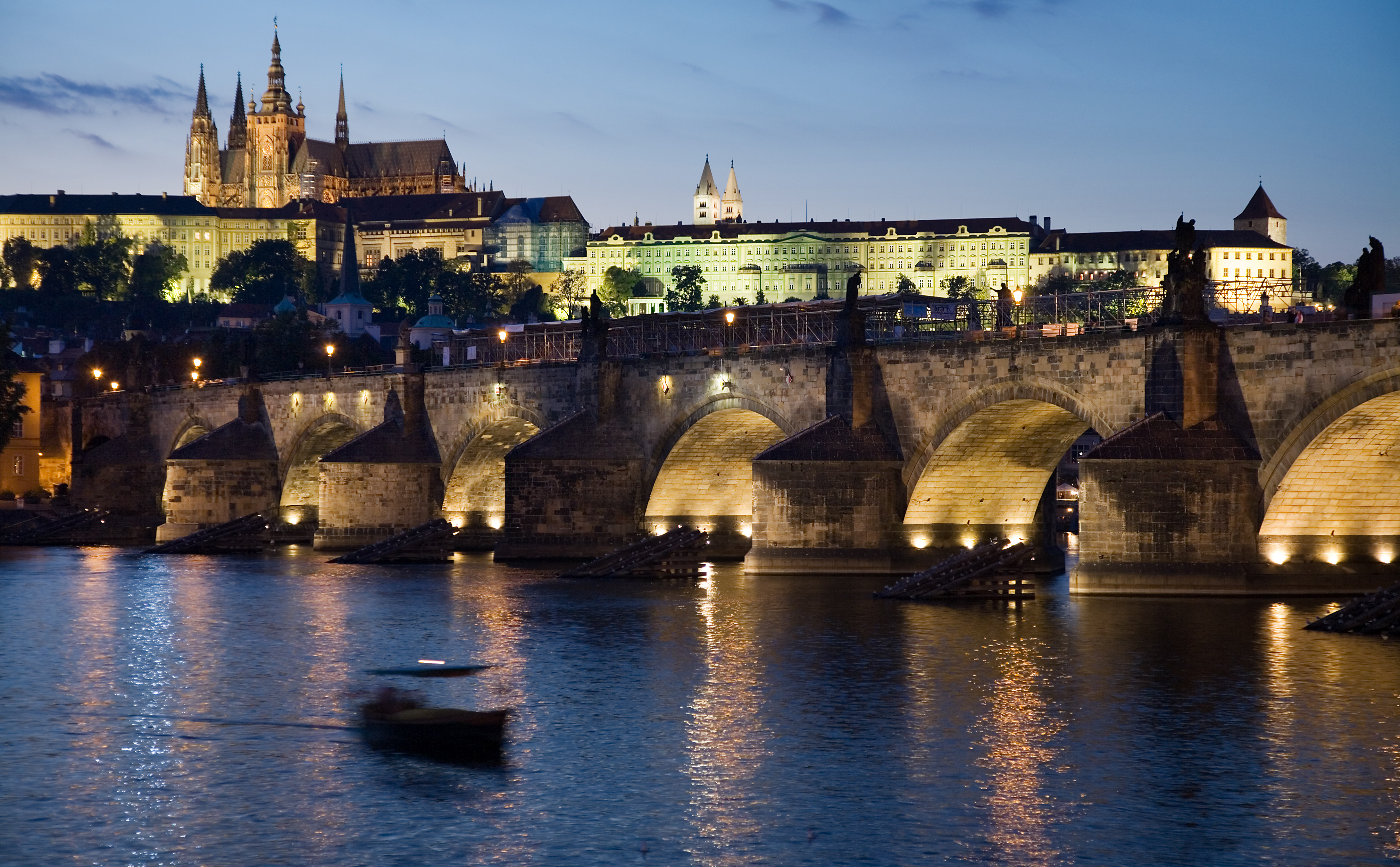 File:Night view of the Castle and Charles Bridge, Prague - 8019.jpg ...