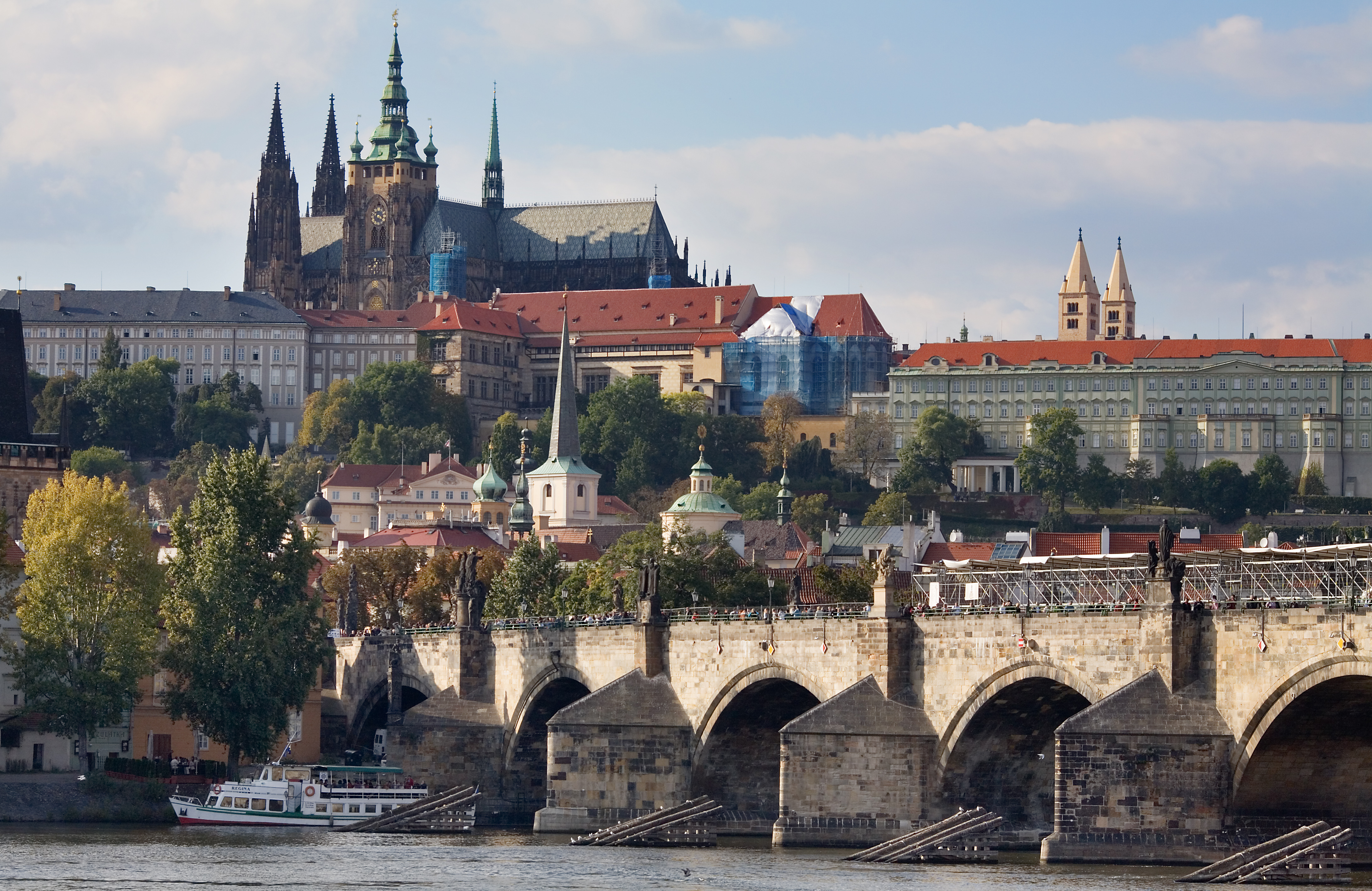 File:The Castle and Charles Bridge, Prague - 7982.jpg - Wikimedia ...