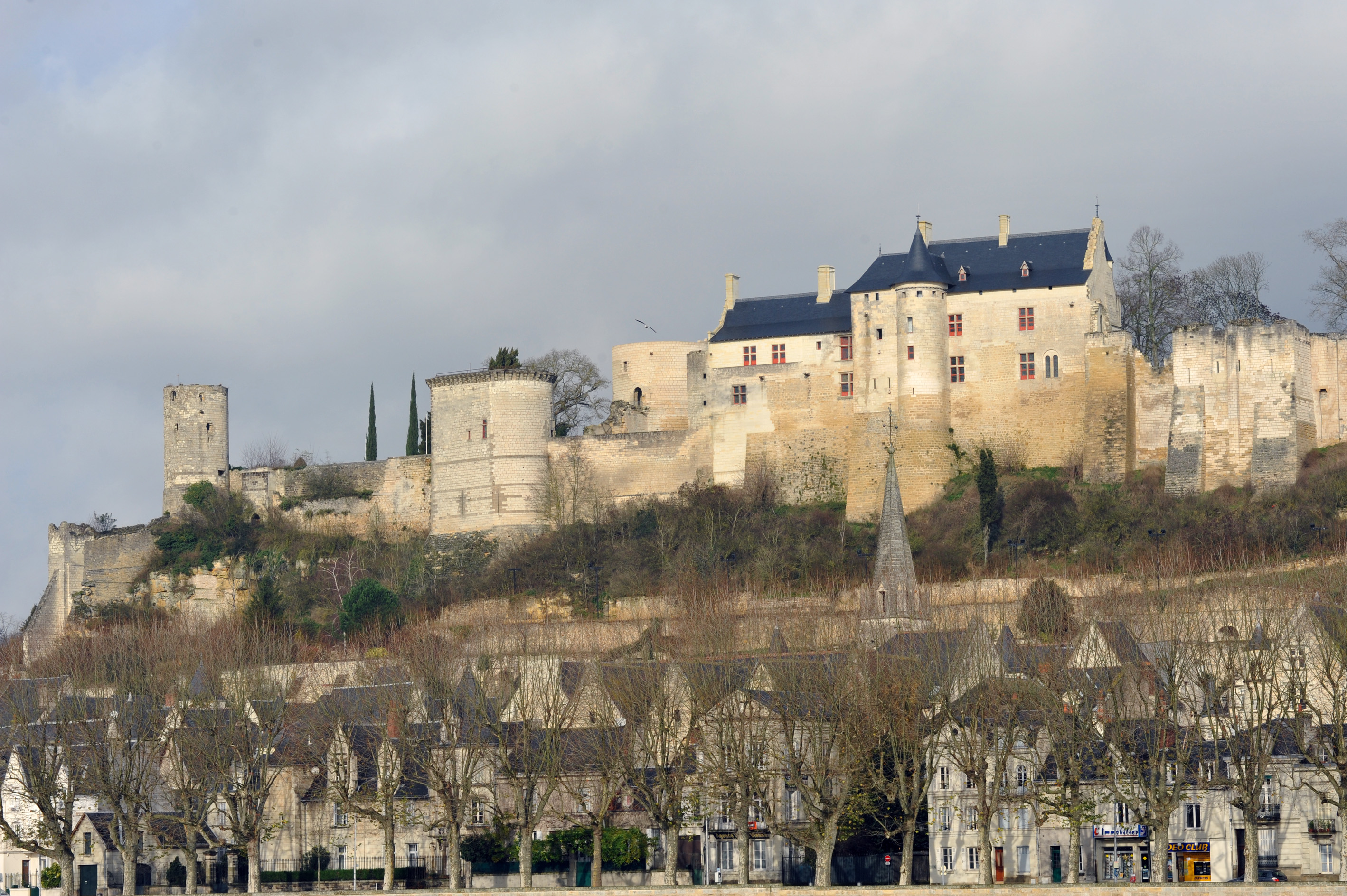 File:Château de Chinon vu de la Vienne.jpg - Wikimedia Commons